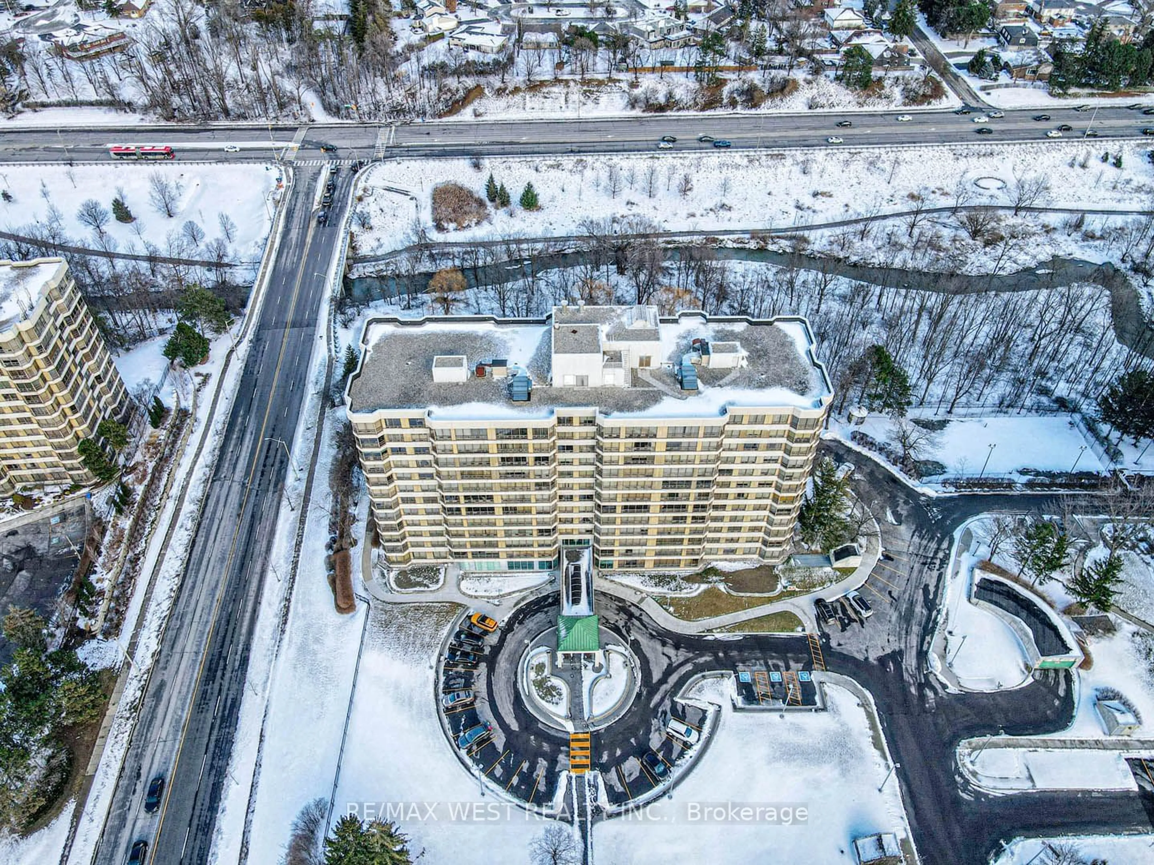 A pic from outside/outdoor area/front of a property/back of a property/a pic from drone, city buildings view from balcony for 320 Mill St #606, Brampton Ontario L6Y 3V2