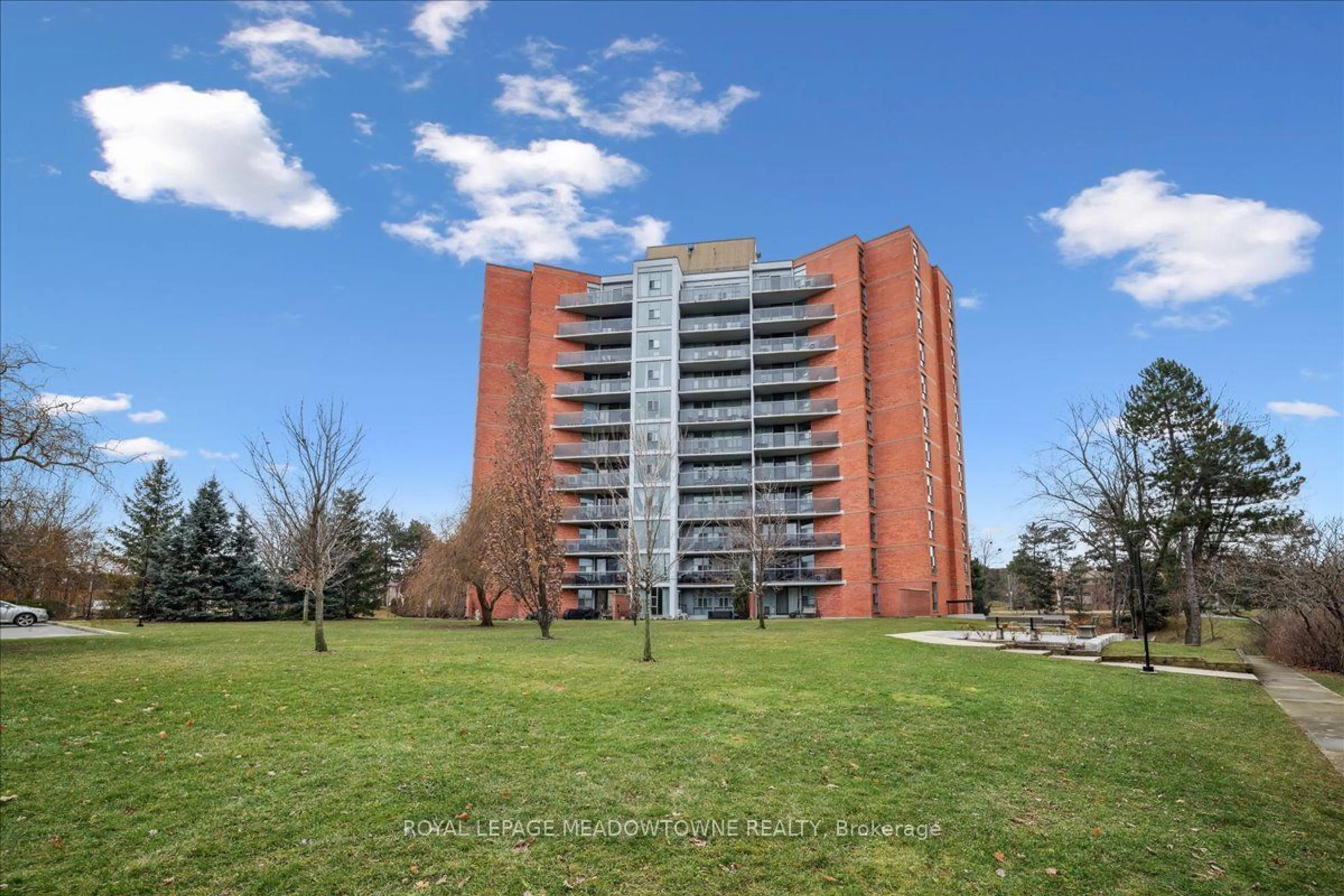 A pic from outside/outdoor area/front of a property/back of a property/a pic from drone, building for 2665 Windwood Dr #604, Mississauga Ontario L5N 2P2