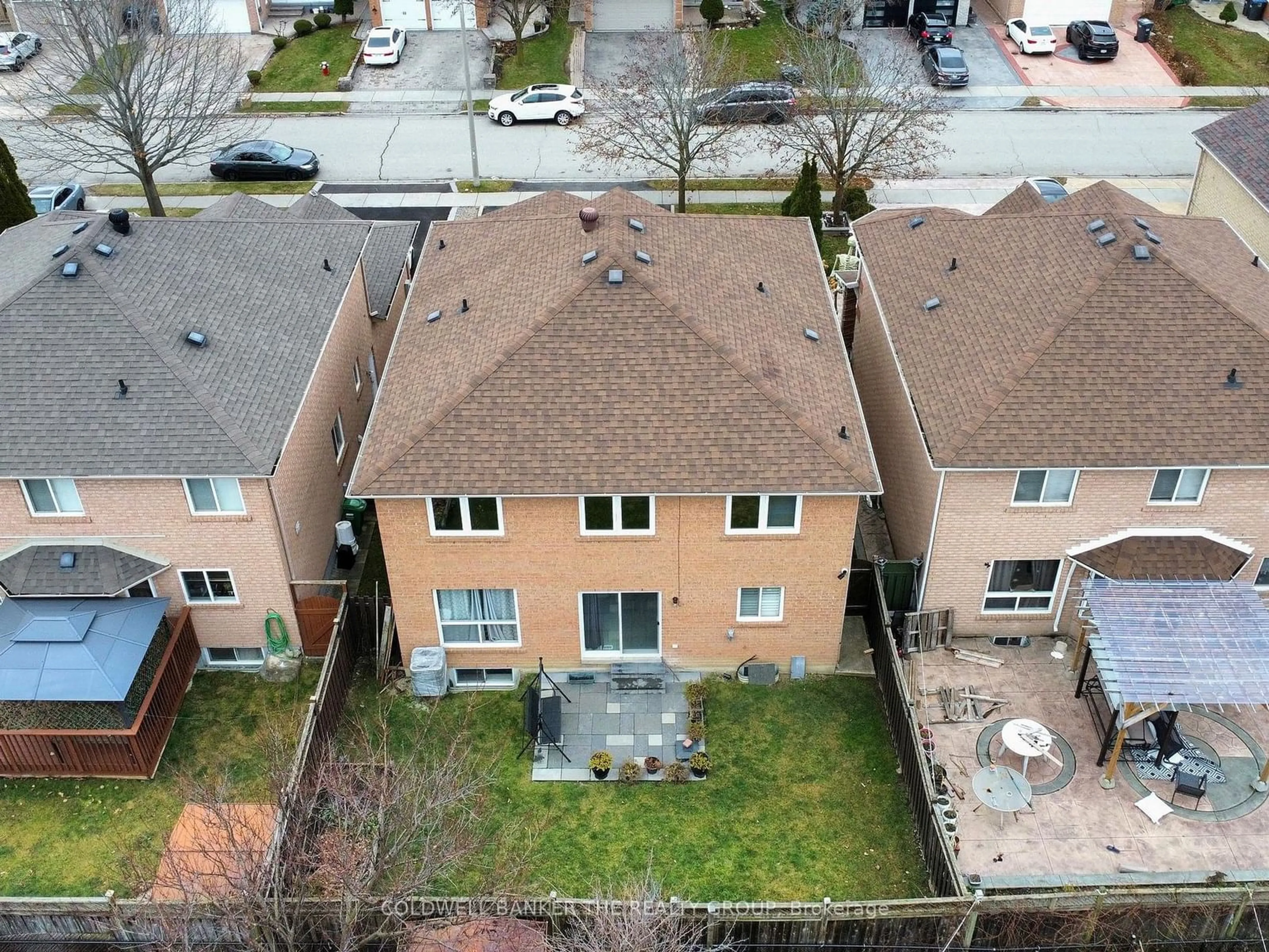 A pic from outside/outdoor area/front of a property/back of a property/a pic from drone, street for 17 Rollingwood Dr, Brampton Ontario L6Y 4G5