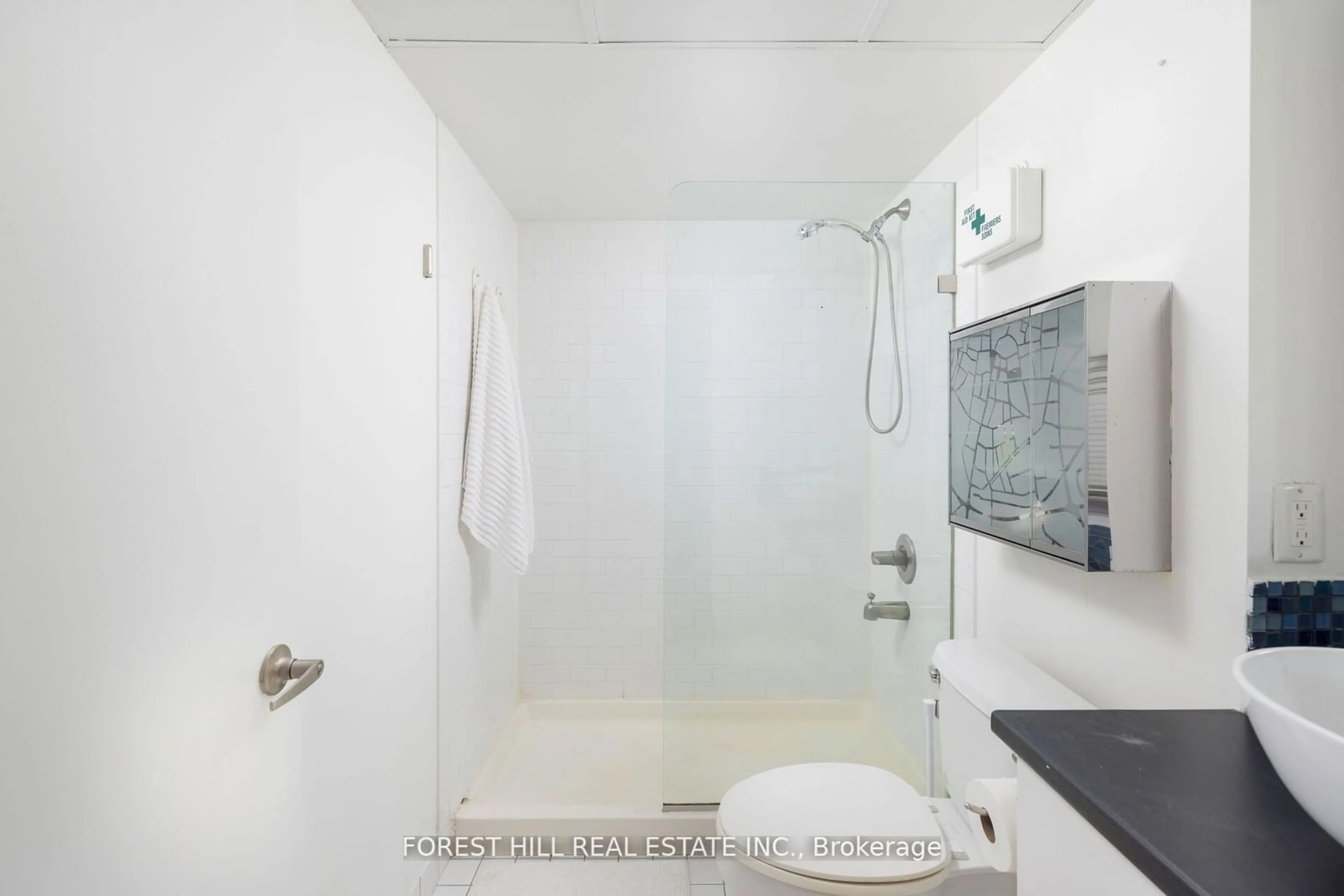 Standard bathroom, ceramic/tile floor for 2154 Dundas St #105, Toronto Ontario M6R 1X3