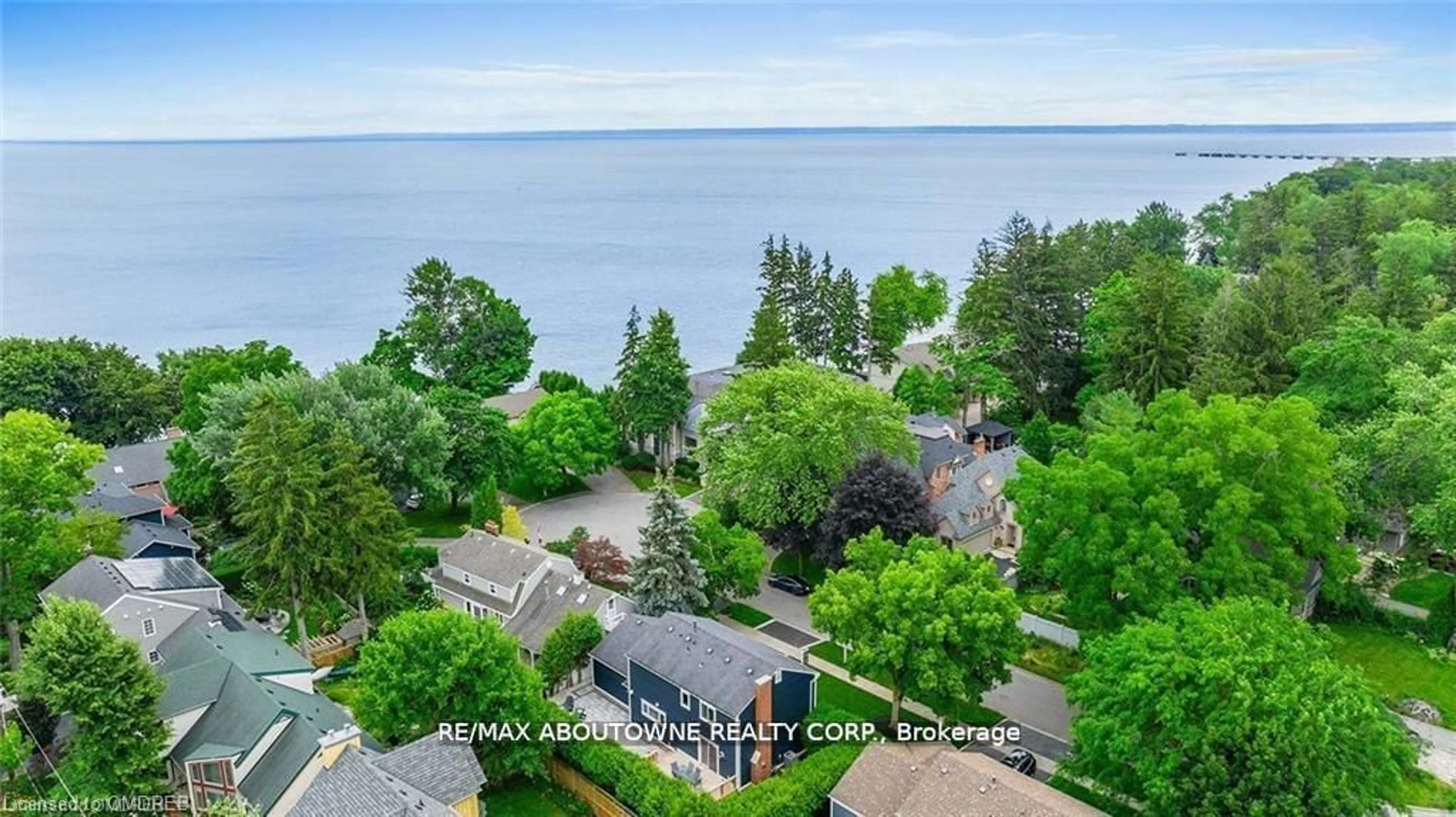 A pic from outside/outdoor area/front of a property/back of a property/a pic from drone, water/lake/river/ocean view for 33 Harbourside Crt, Oakville Ontario L6L 5V4