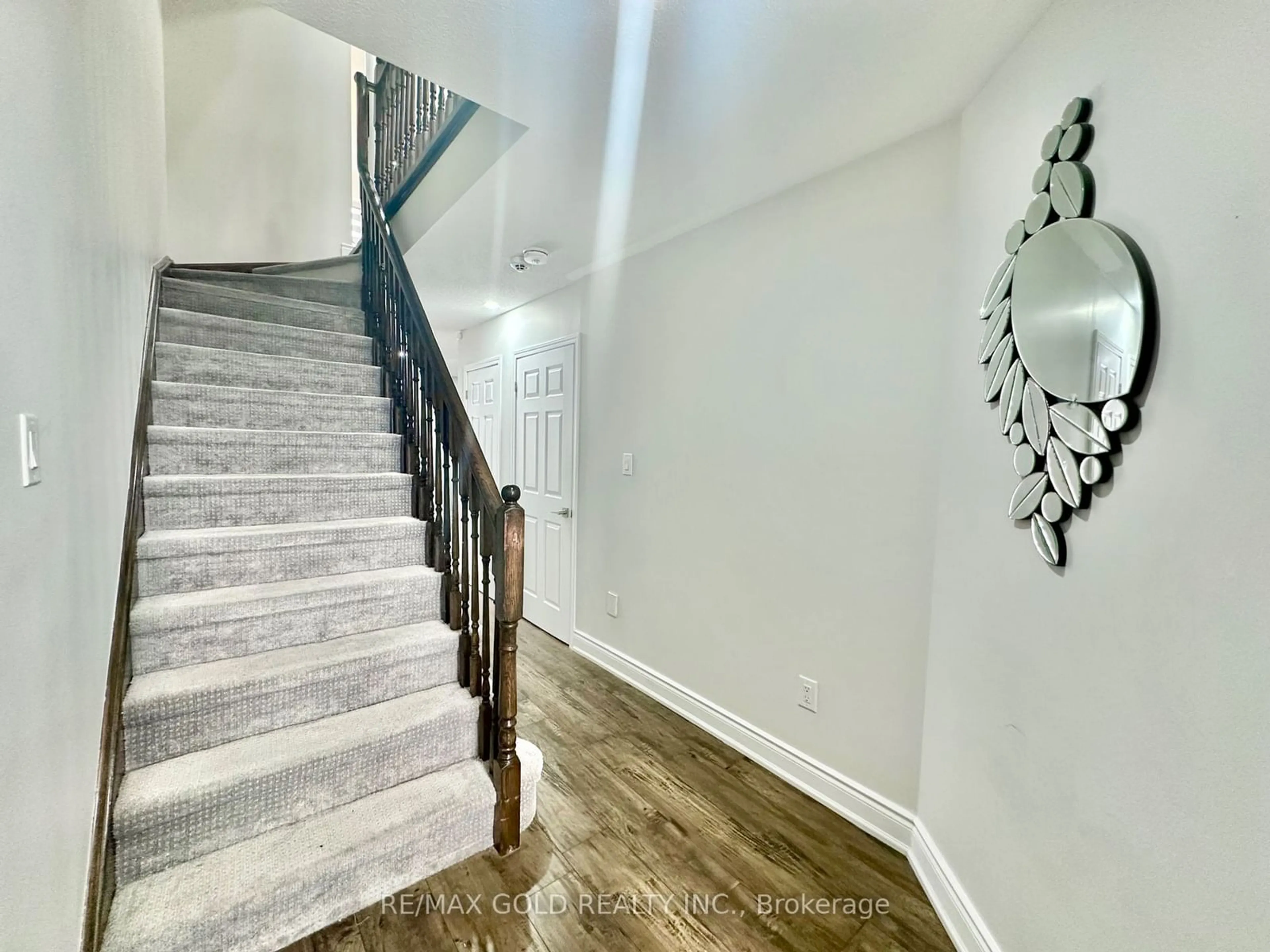 Stairs for 341 Aspendale Cres, Mississauga Ontario L5W 0E7