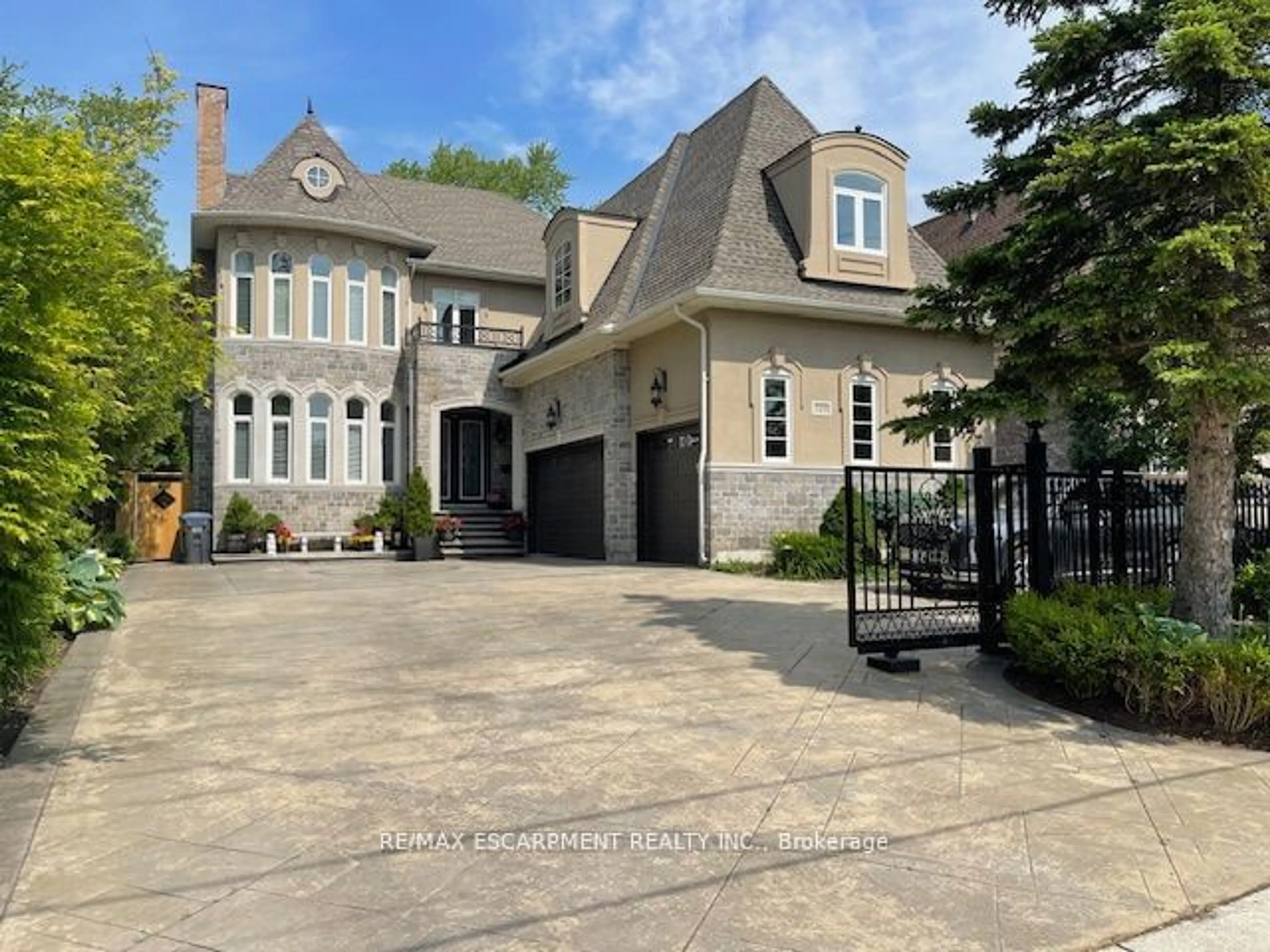 Home with brick exterior material, street for 729 Queensway, Mississauga Ontario L5C 1A7