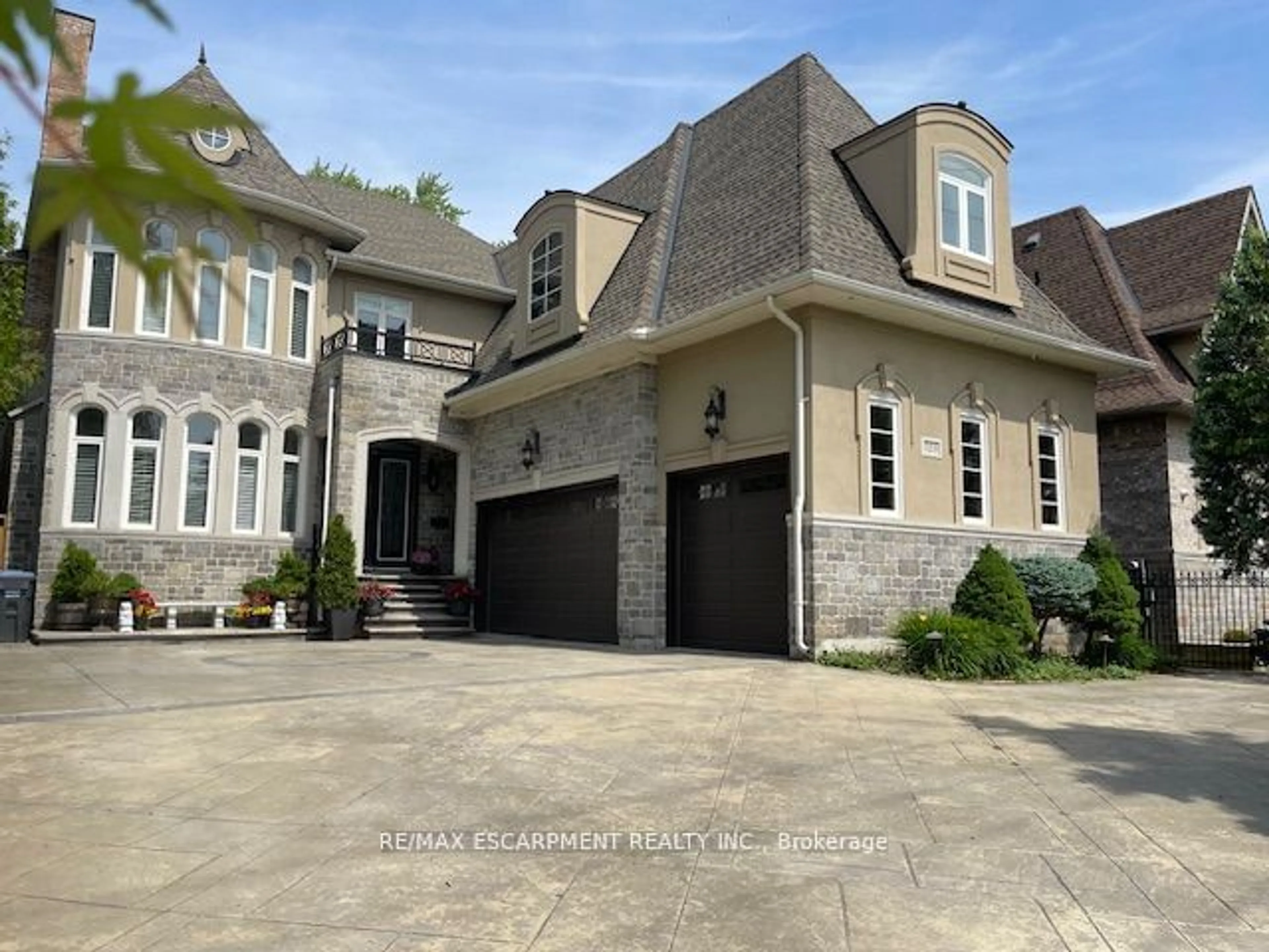 Home with brick exterior material, street for 729 Queensway, Mississauga Ontario L5C 1A7