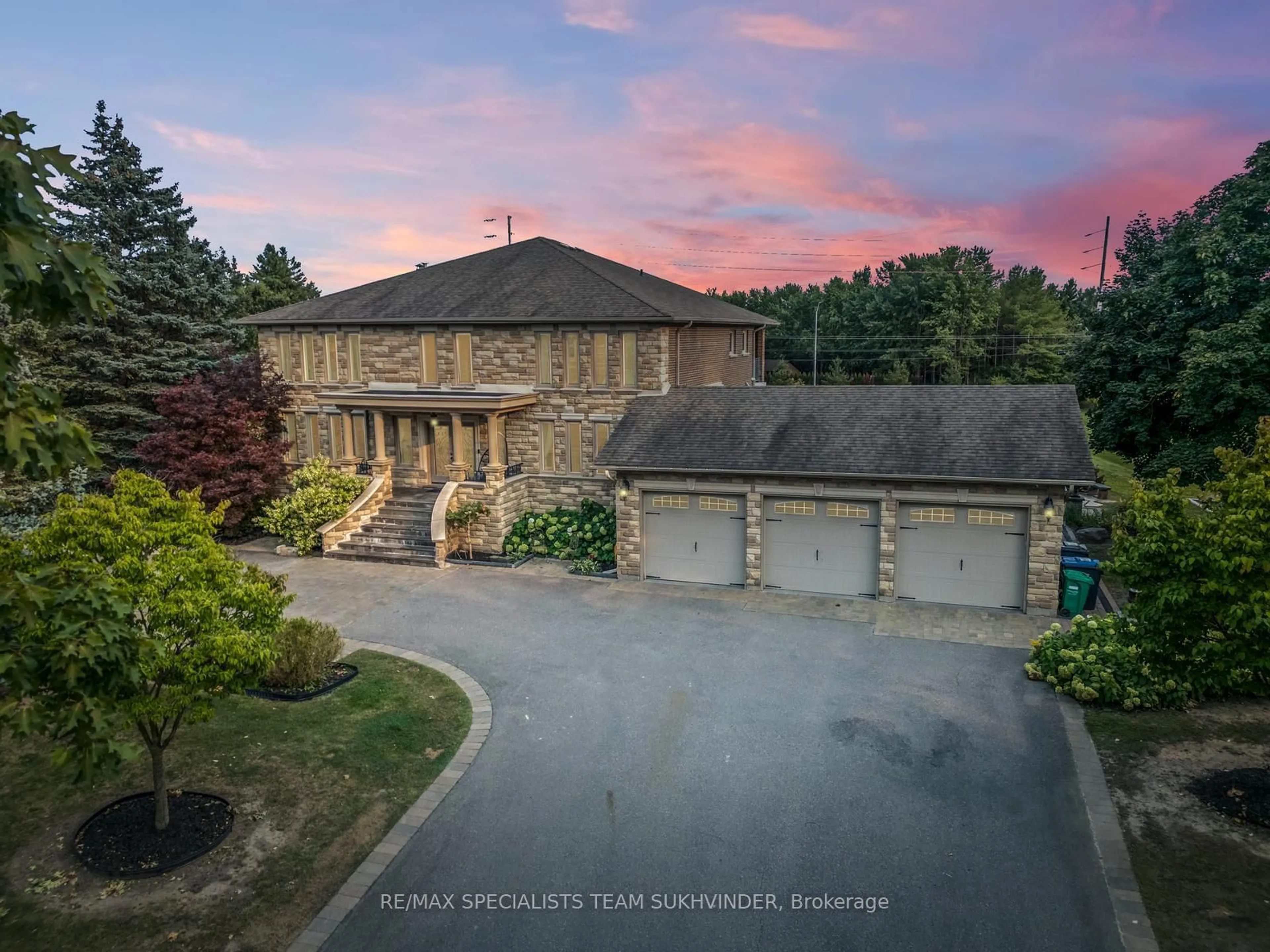 A pic from outside/outdoor area/front of a property/back of a property/a pic from drone, street for 4 Dalla Riva Crt, Brampton Ontario L6P 0S8