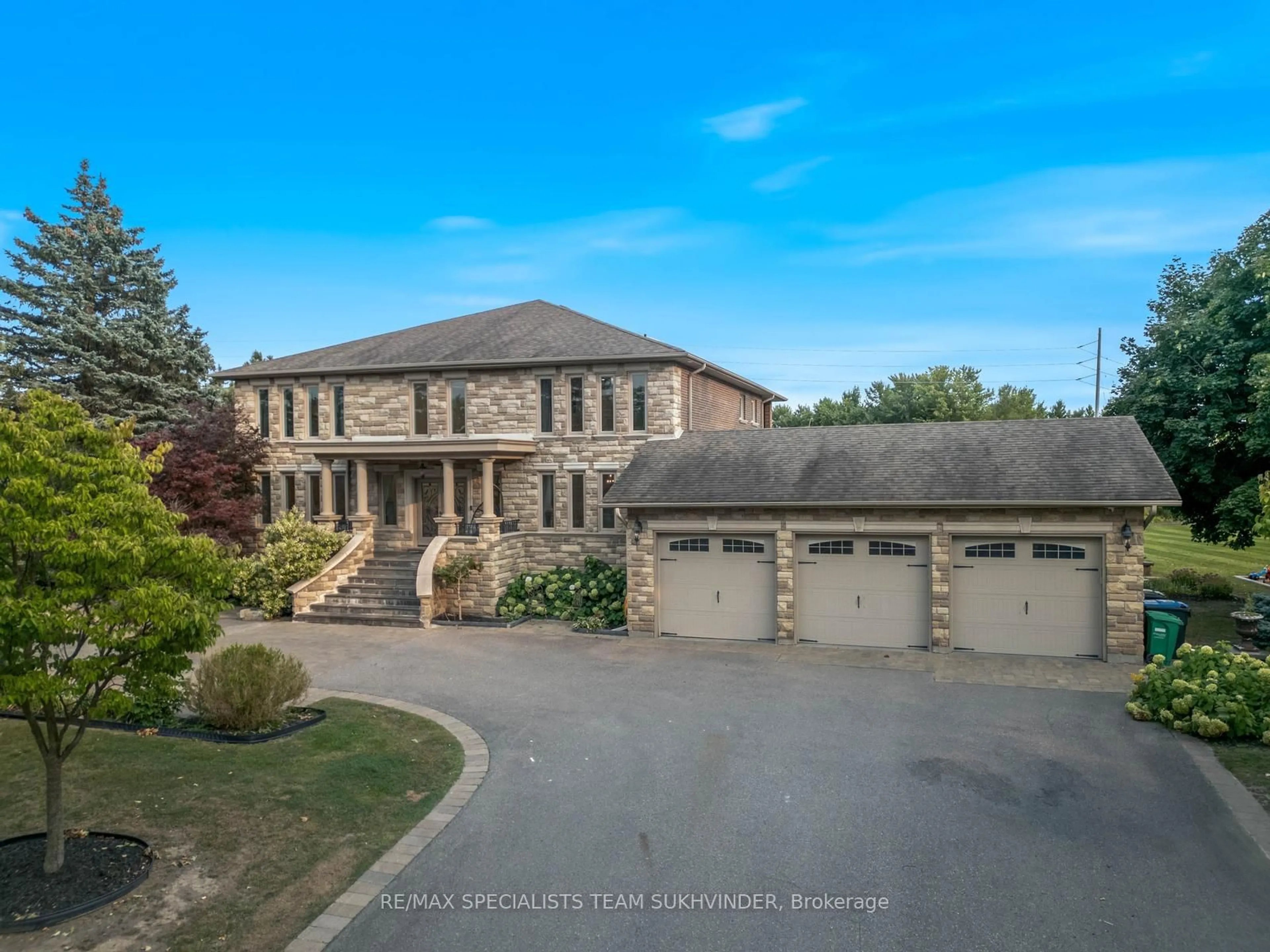 A pic from outside/outdoor area/front of a property/back of a property/a pic from drone, street for 4 Dalla Riva Crt, Brampton Ontario L6P 0S8