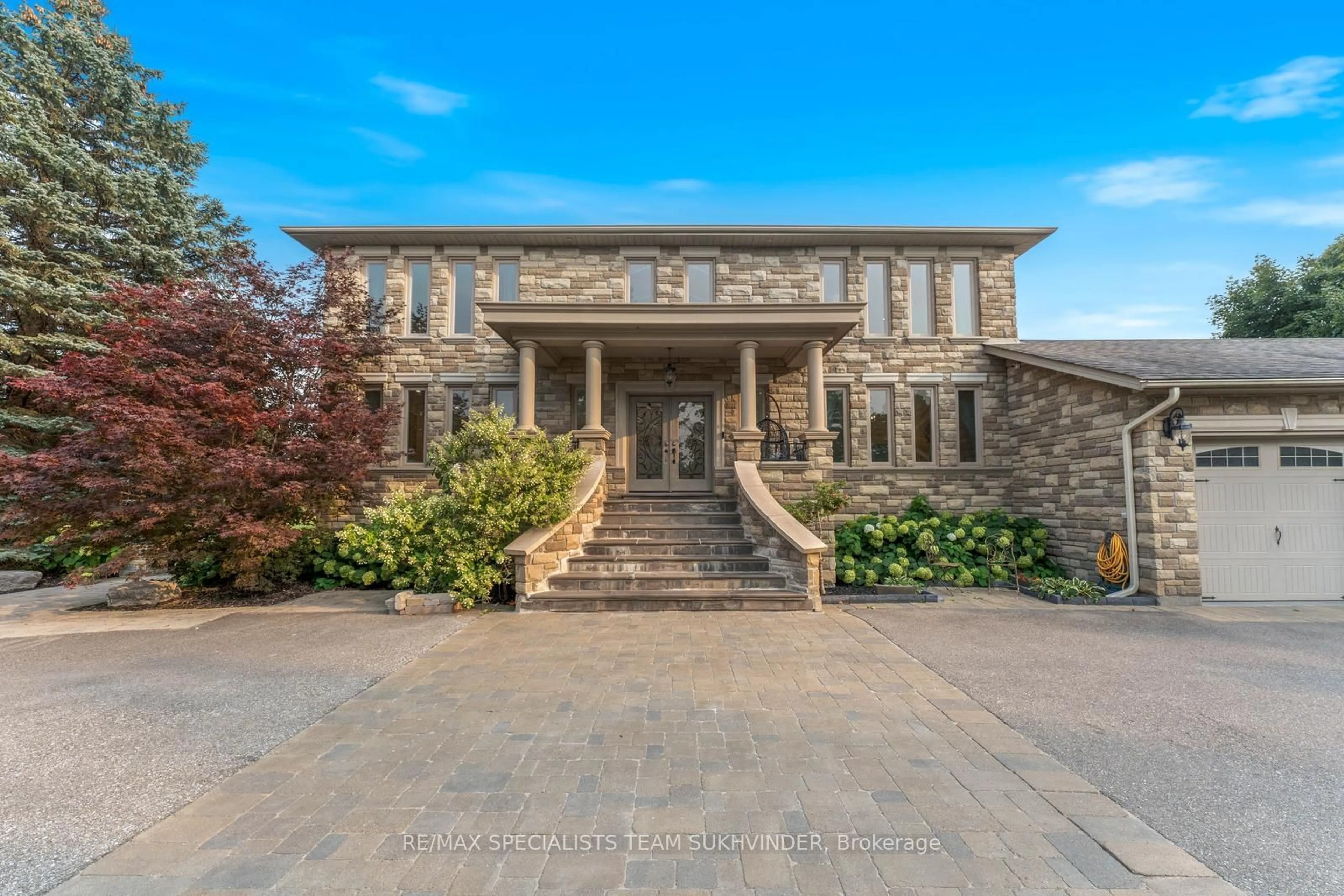 Indoor foyer for 4 Dalla Riva Crt, Brampton Ontario L6P 0S8