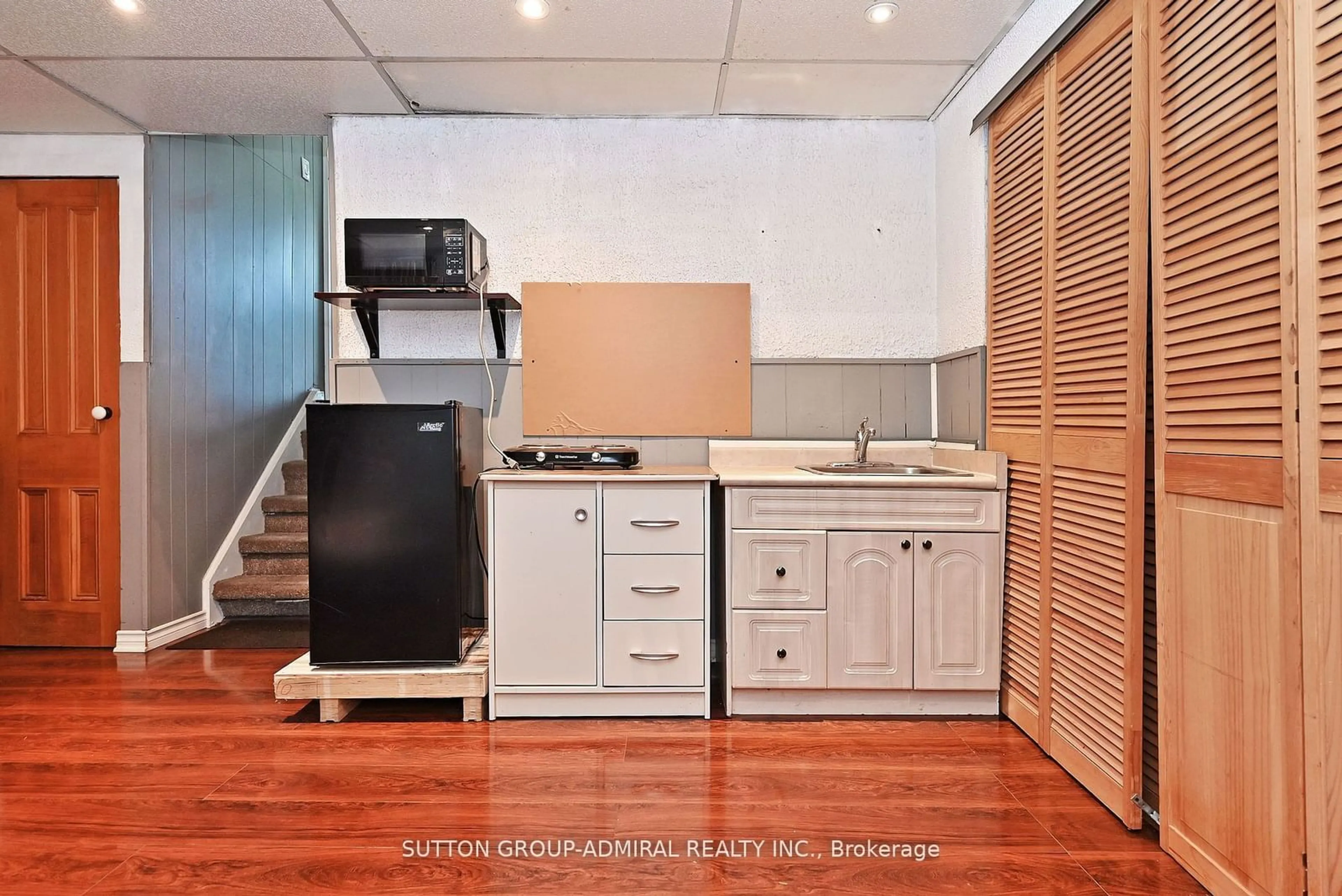 Standard kitchen, wood/laminate floor for 452 Silverstone Dr #44, Toronto Ontario M9V 3K8