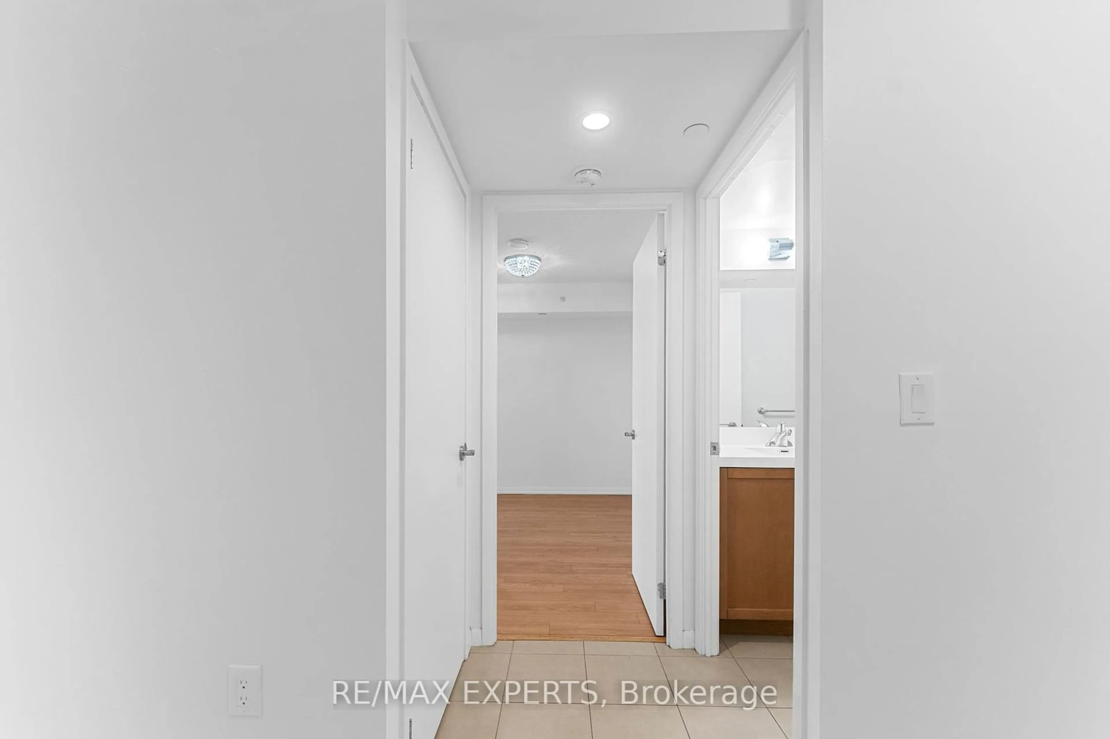 Indoor entryway for 830 Lawrence Ave #729, Toronto Ontario M6A 0A2