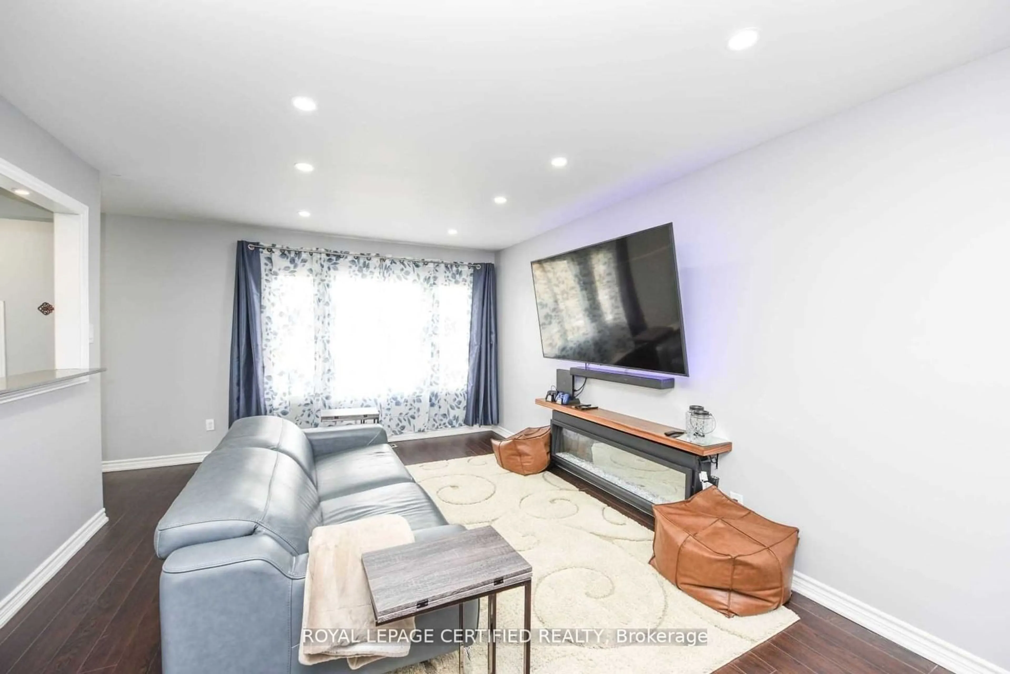 Living room with furniture, wood/laminate floor for 87 Newlyn Cres, Brampton Ontario L6V 3A9