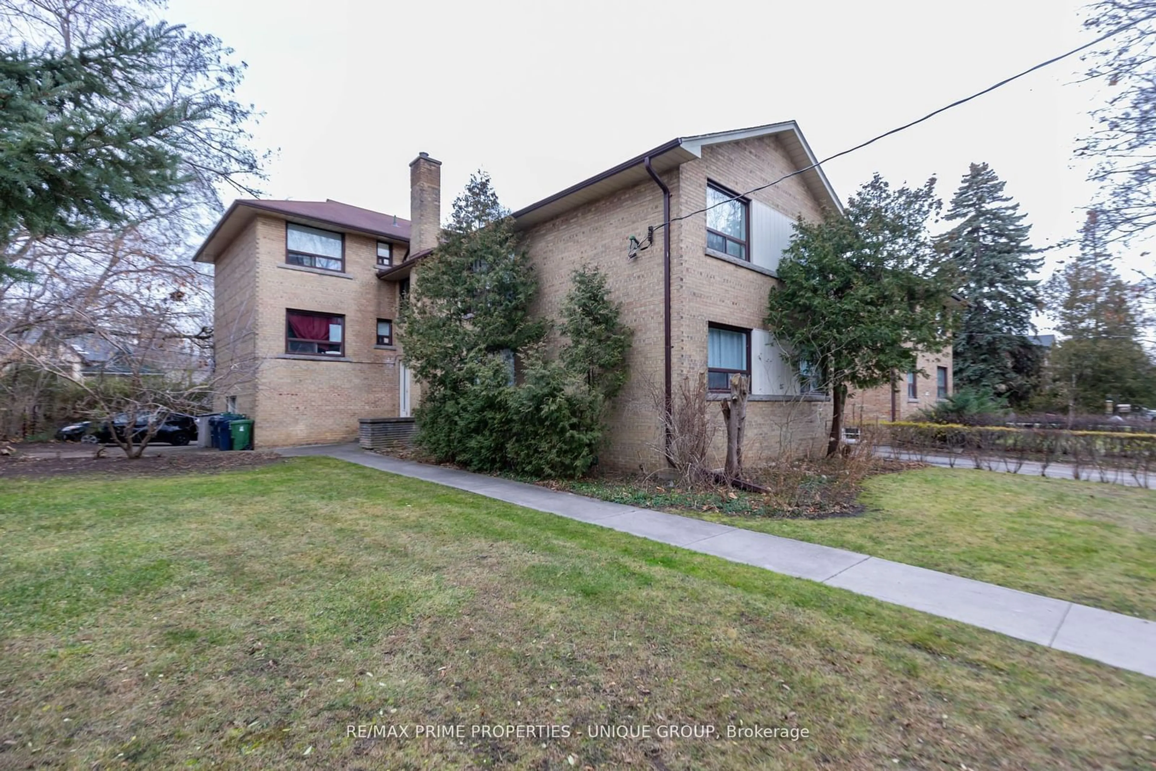 A pic from outside/outdoor area/front of a property/back of a property/a pic from drone, street for 157 Berry Rd, Toronto Ontario M8Y 1W4