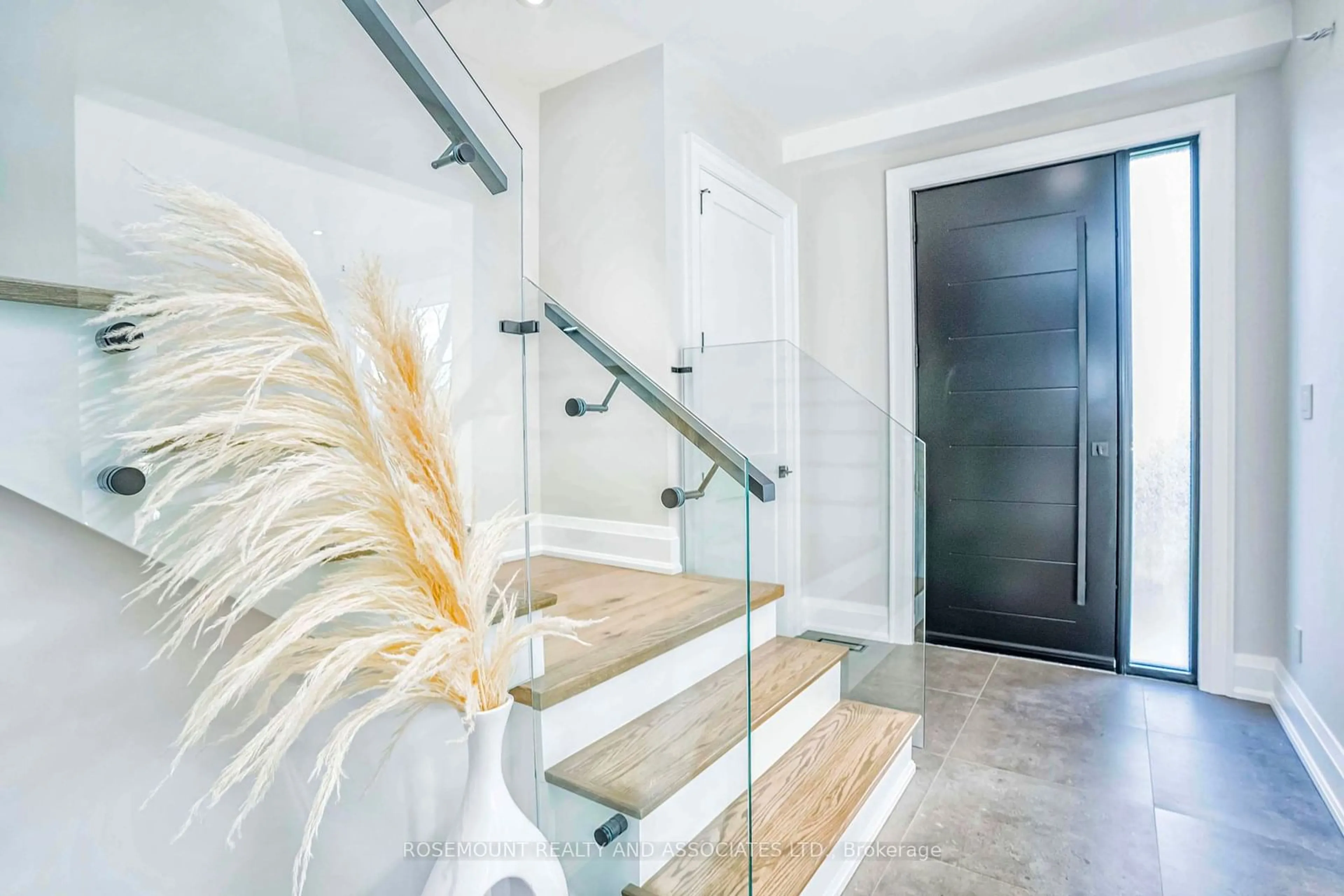 Indoor entryway for 37 Radlett Ave, Toronto Ontario M8W 4N1