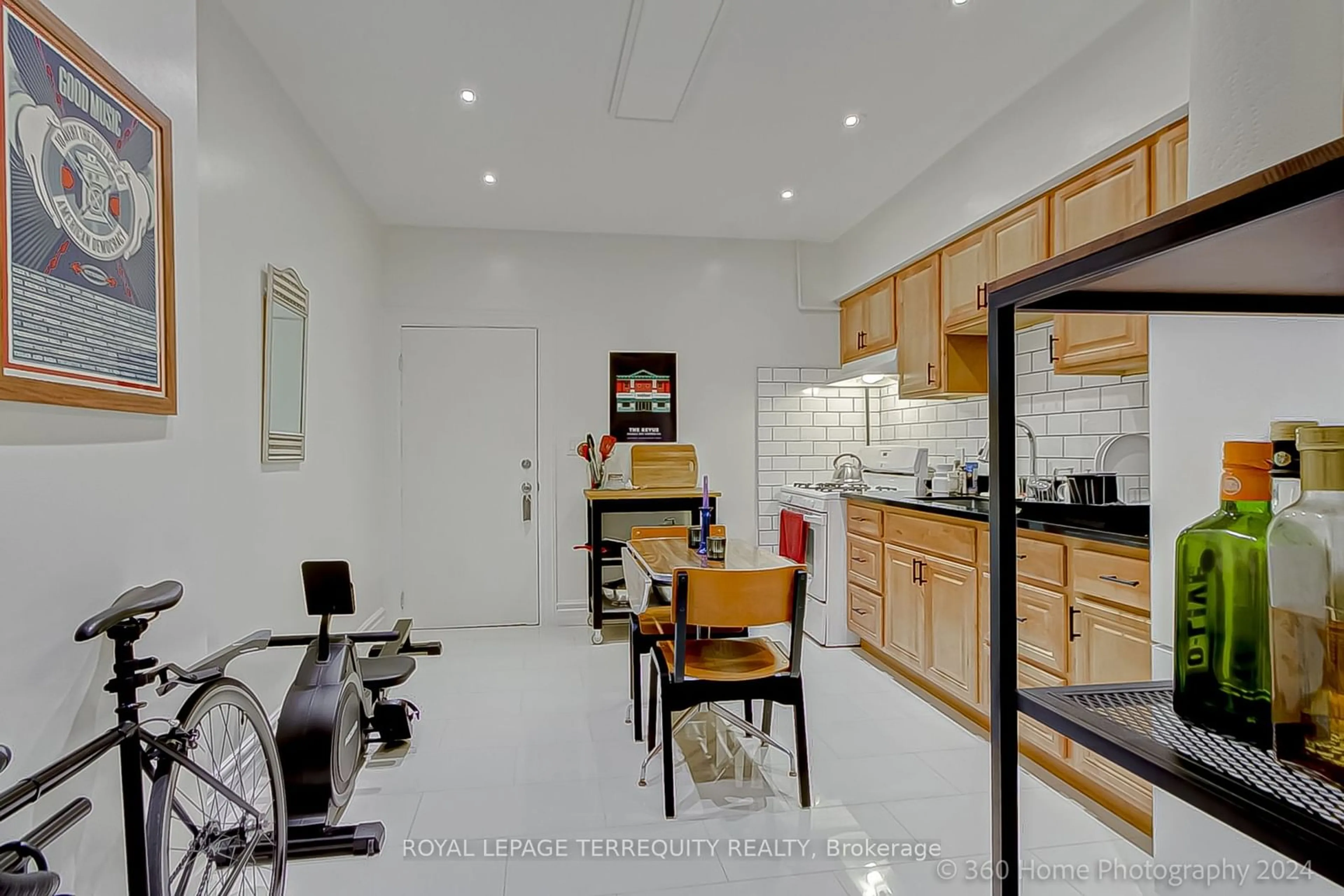 Open concept kitchen, ceramic/tile floor for 10 Burnfield Ave, Toronto Ontario M6G 1Y5