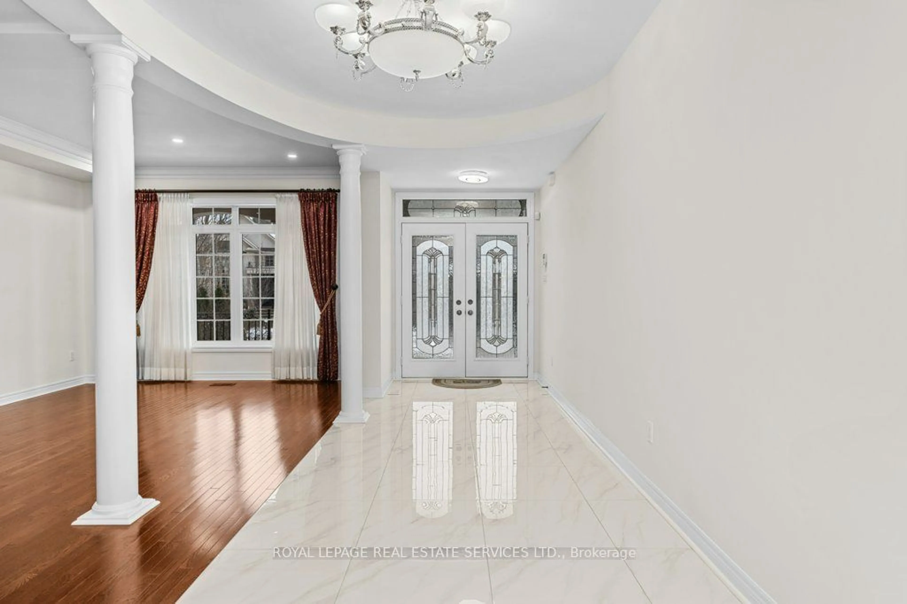 Indoor foyer for 1387 Ferncrest Rd, Oakville Ontario L6H 7W2