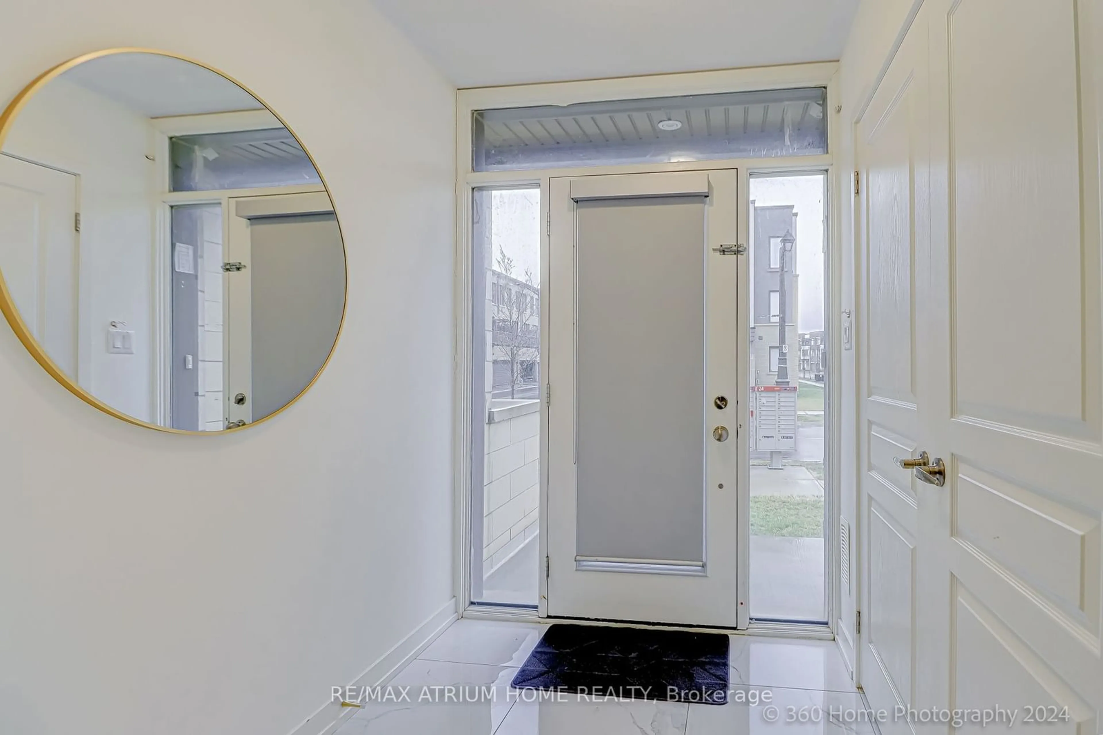 Indoor entryway for 159 Loganberry Gate, Oakville Ontario L6H 0N8