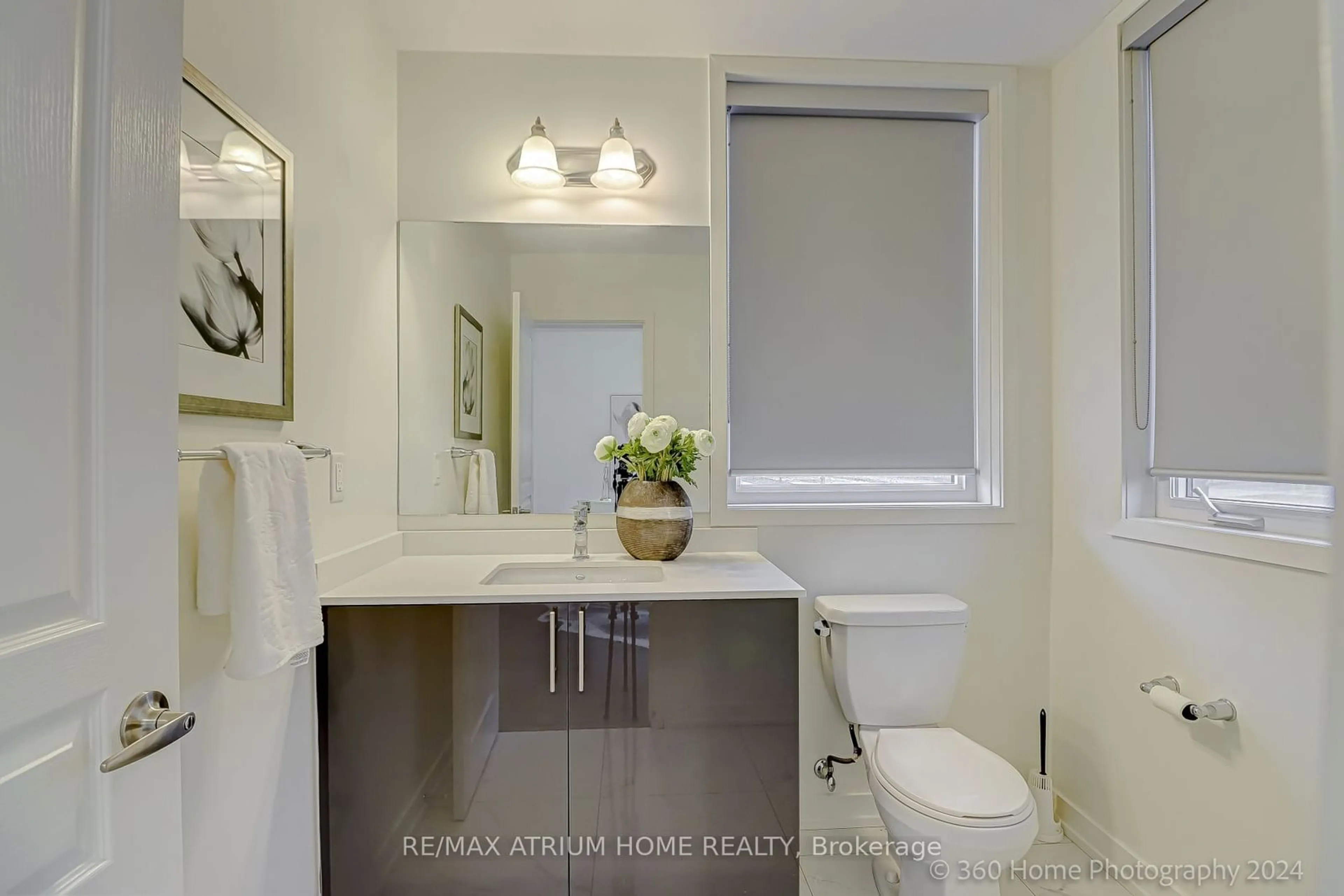 Contemporary bathroom, ceramic/tile floor for 159 Loganberry Gate, Oakville Ontario L6H 0N8