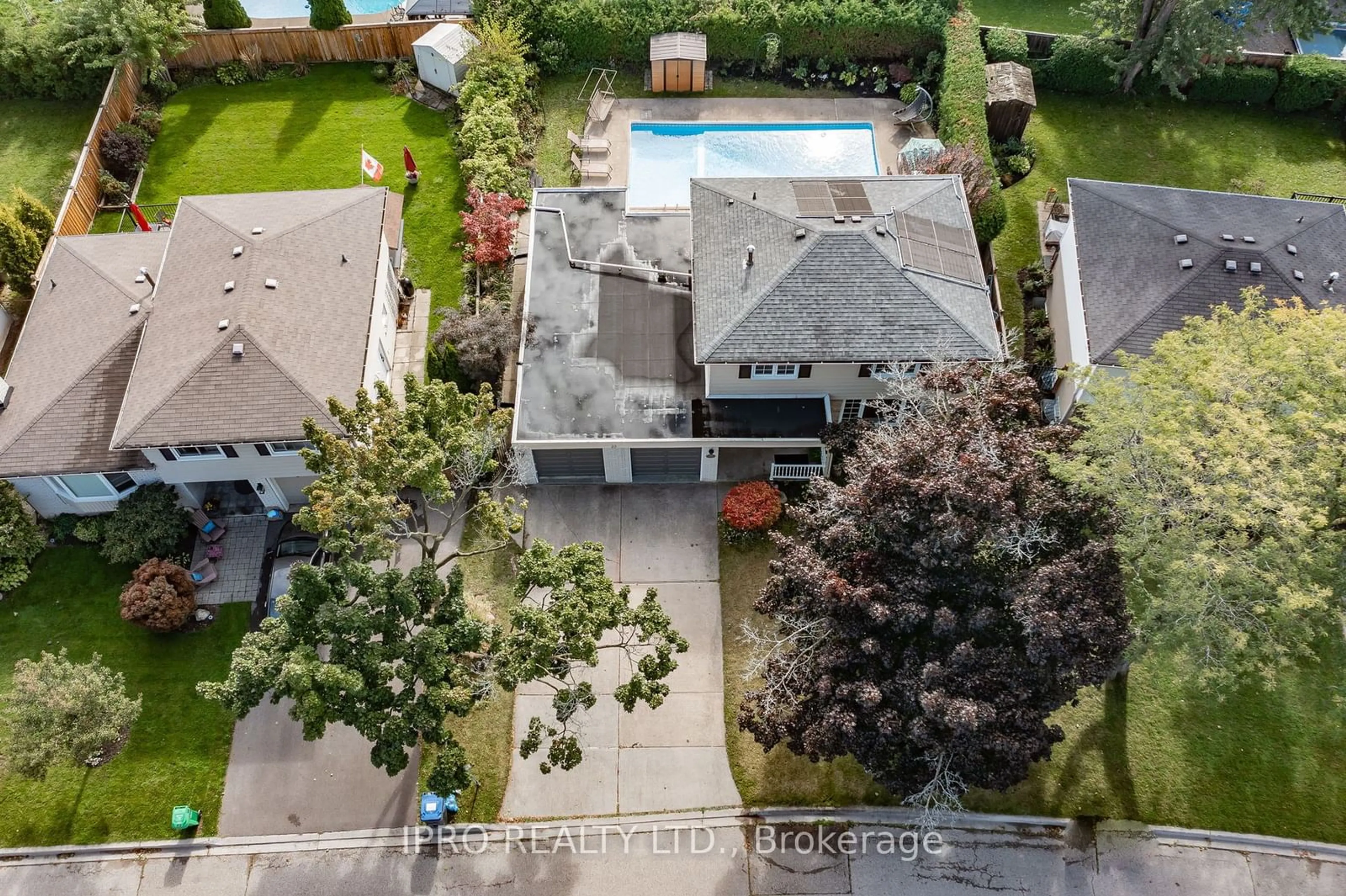 A pic from outside/outdoor area/front of a property/back of a property/a pic from drone, street for 23 Ferndale Cres, Brampton Ontario L6W 1G1