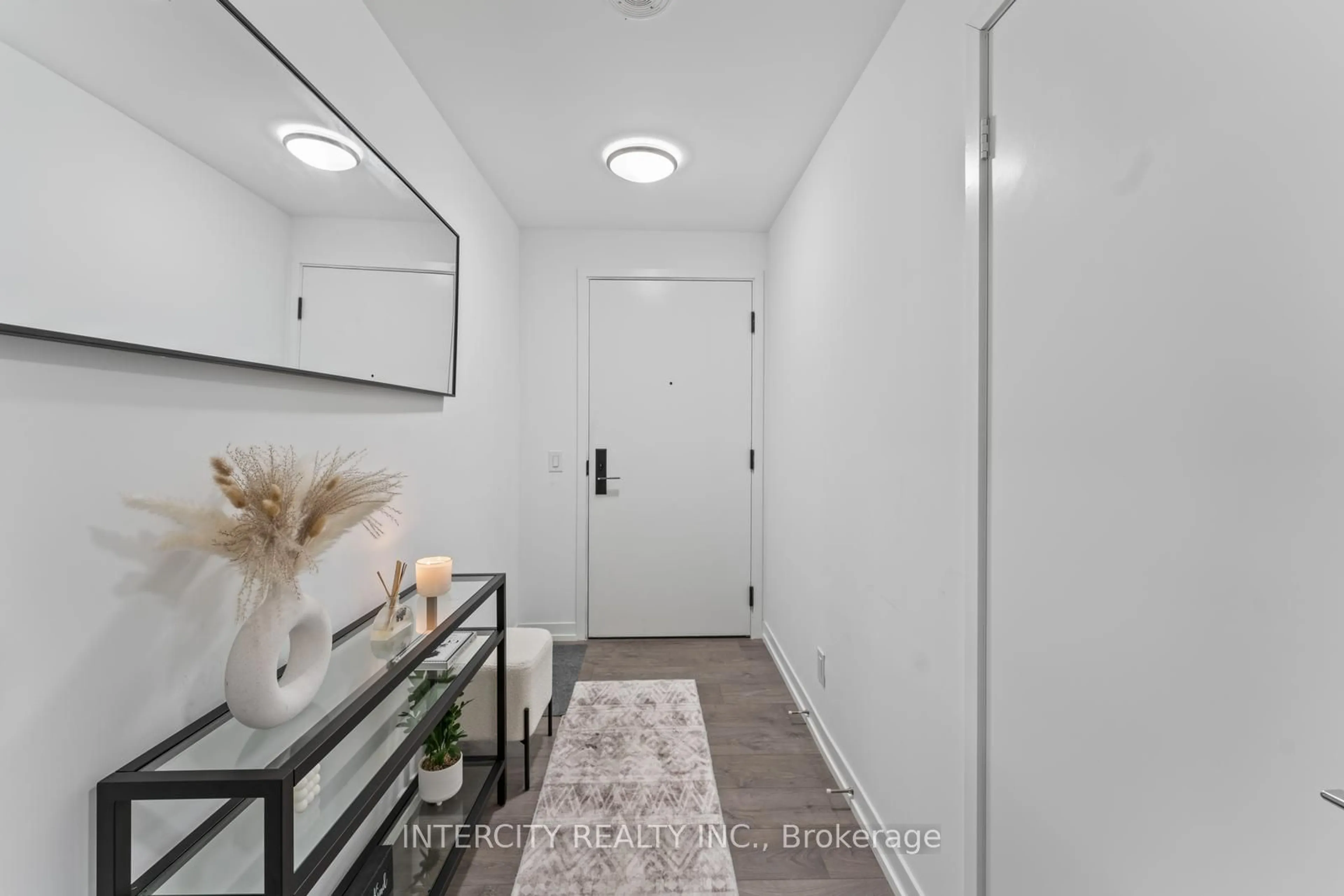 Indoor entryway for 270 Dufferin St #1217, Toronto Ontario M6K 0H8