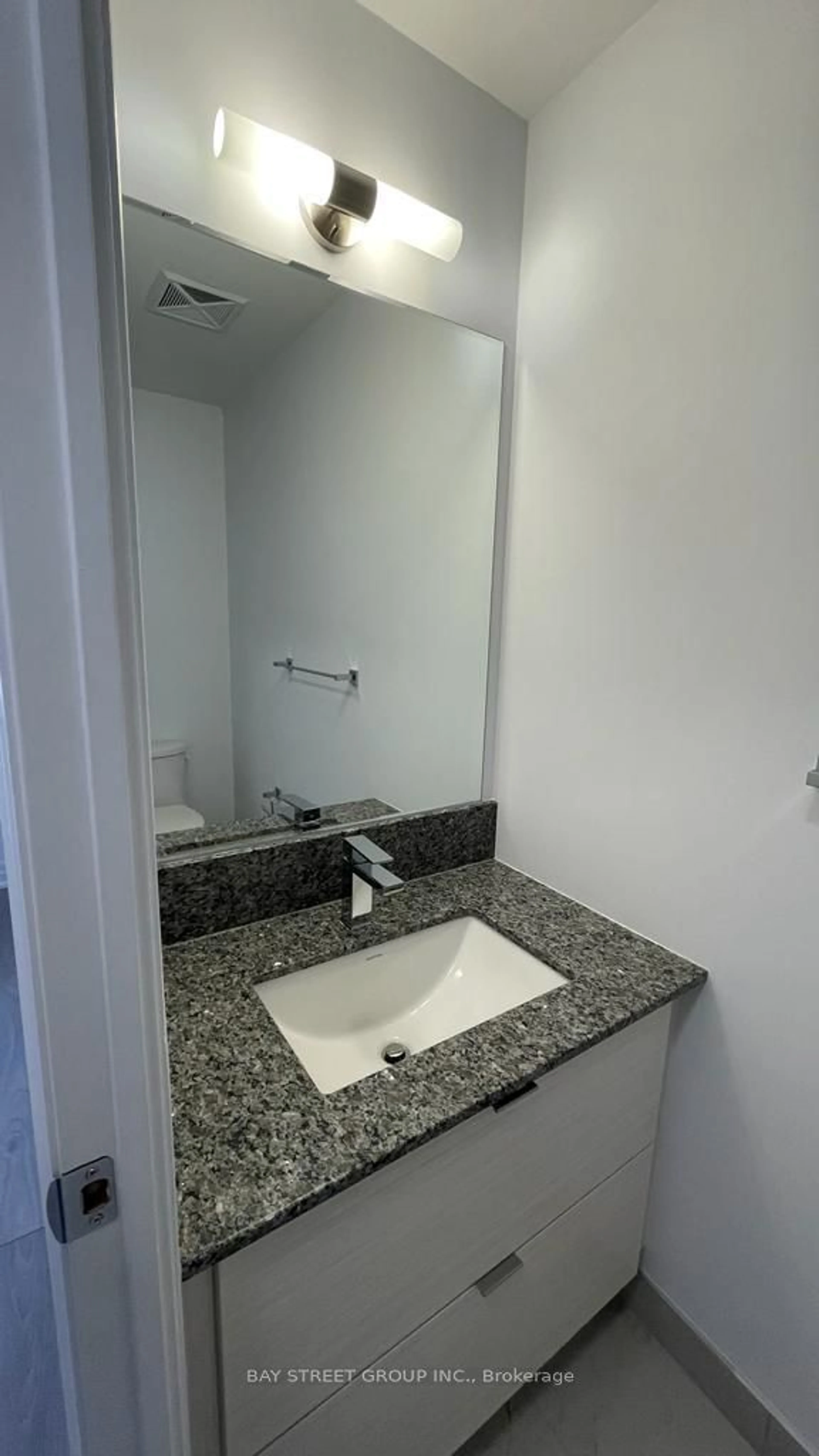 Standard bathroom, unknown for 36 Elm Dr #3107, Mississauga Ontario L5B 0N3