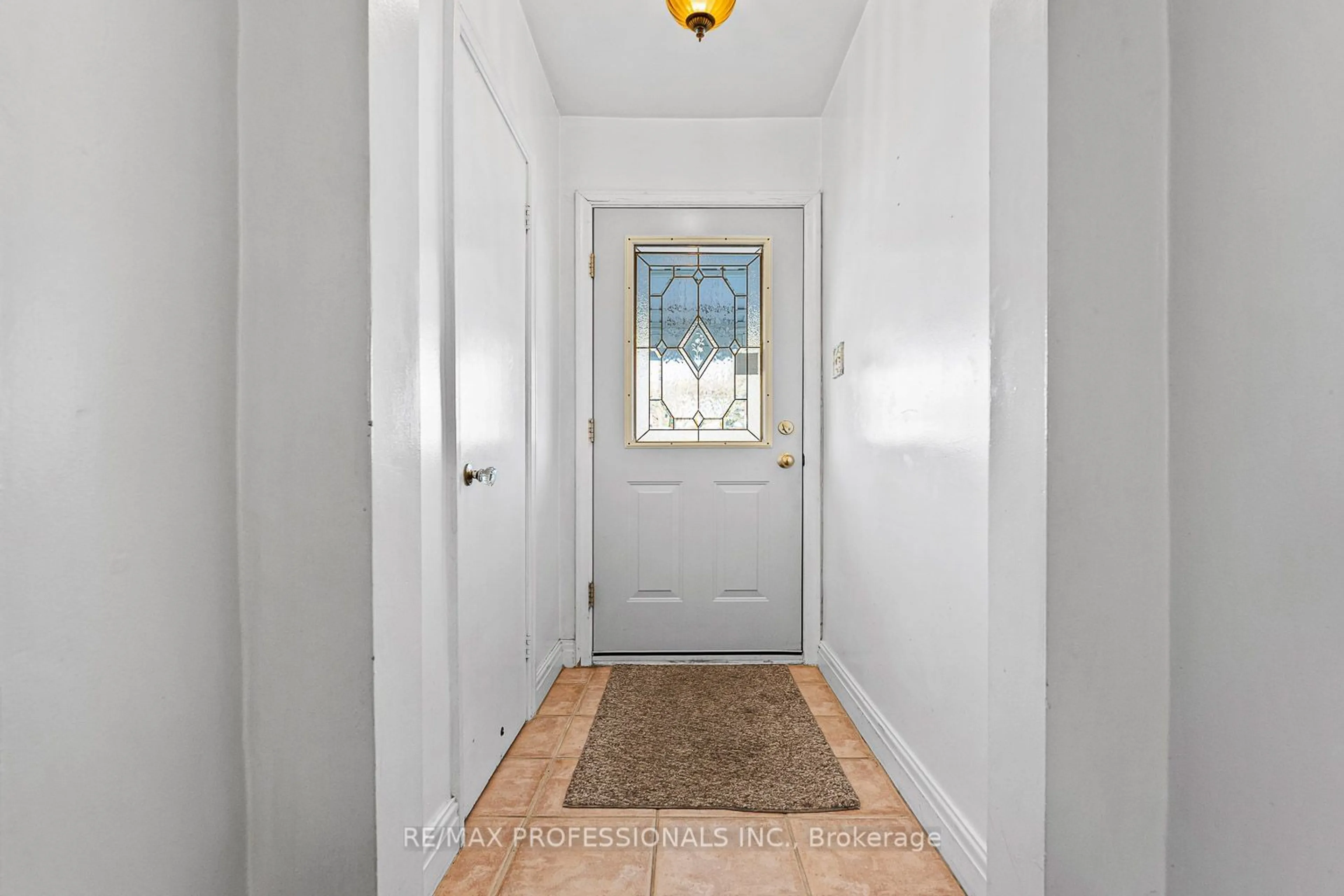 Indoor entryway for 138 Perry Cres, Toronto Ontario M9A 1K7