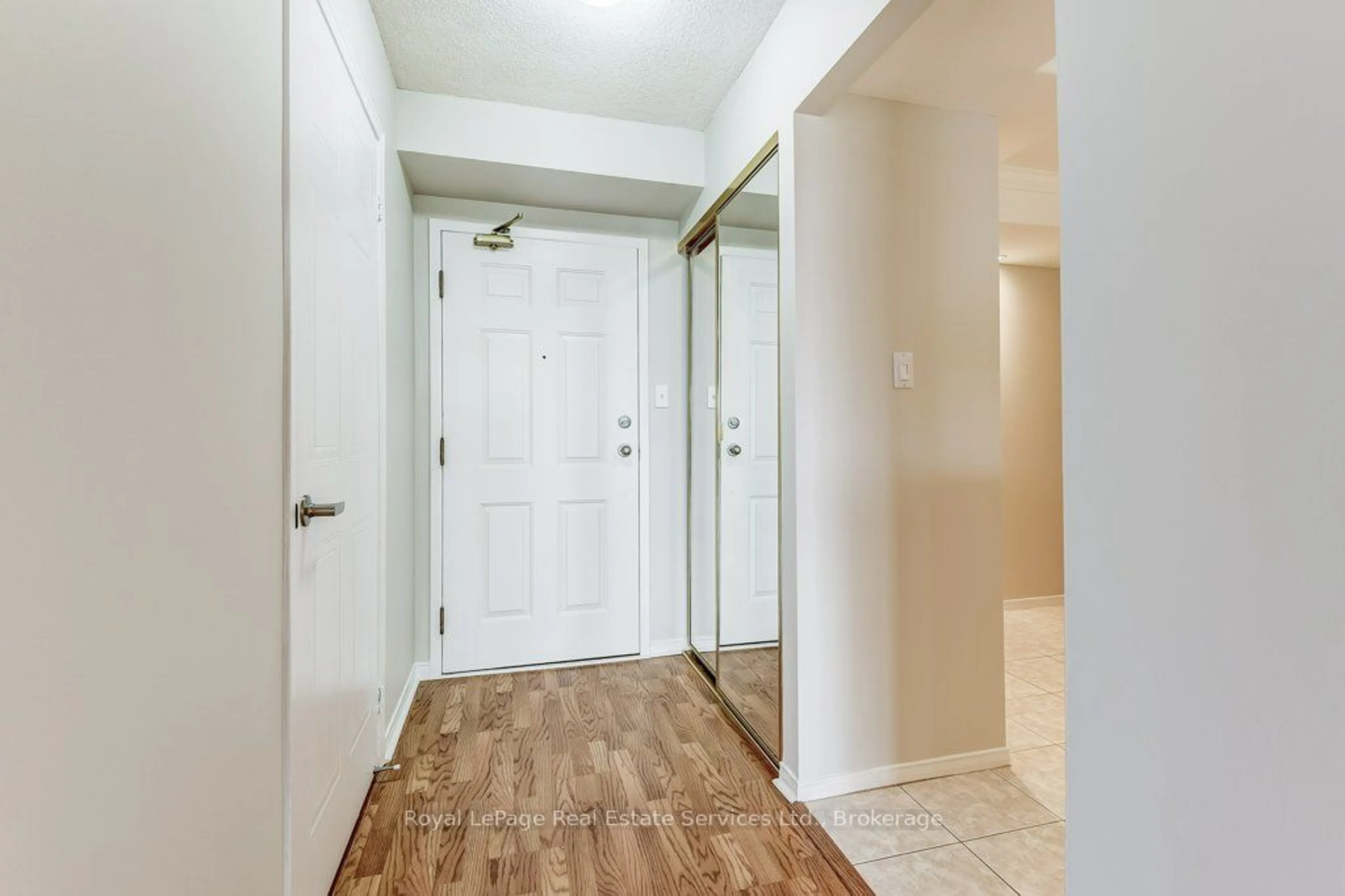 Indoor entryway for 5070 Pinedale Ave #402, Burlington Ontario L7L 5V6