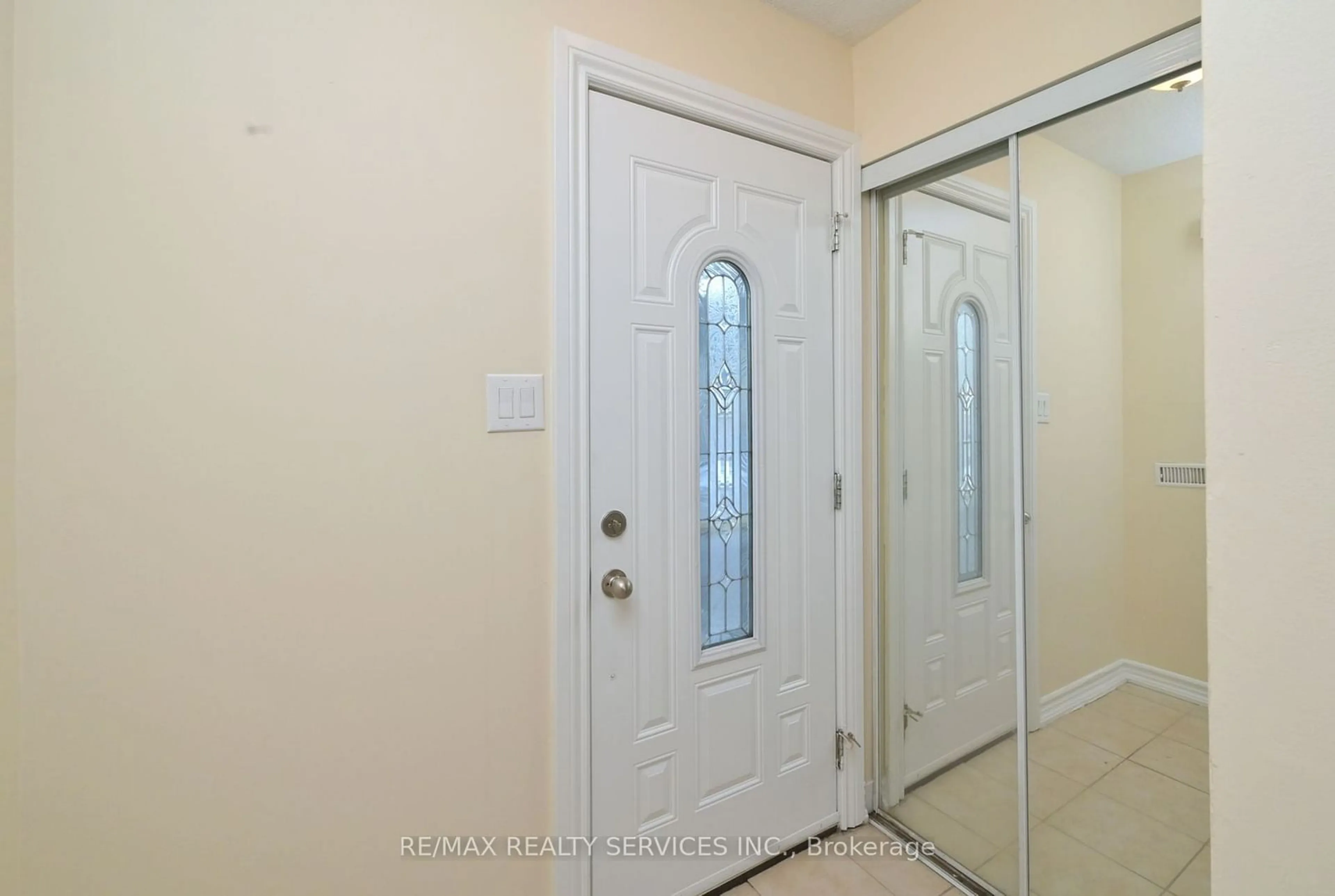 Indoor entryway for 40 Morley Cres, Brampton Ontario L6S 3K8