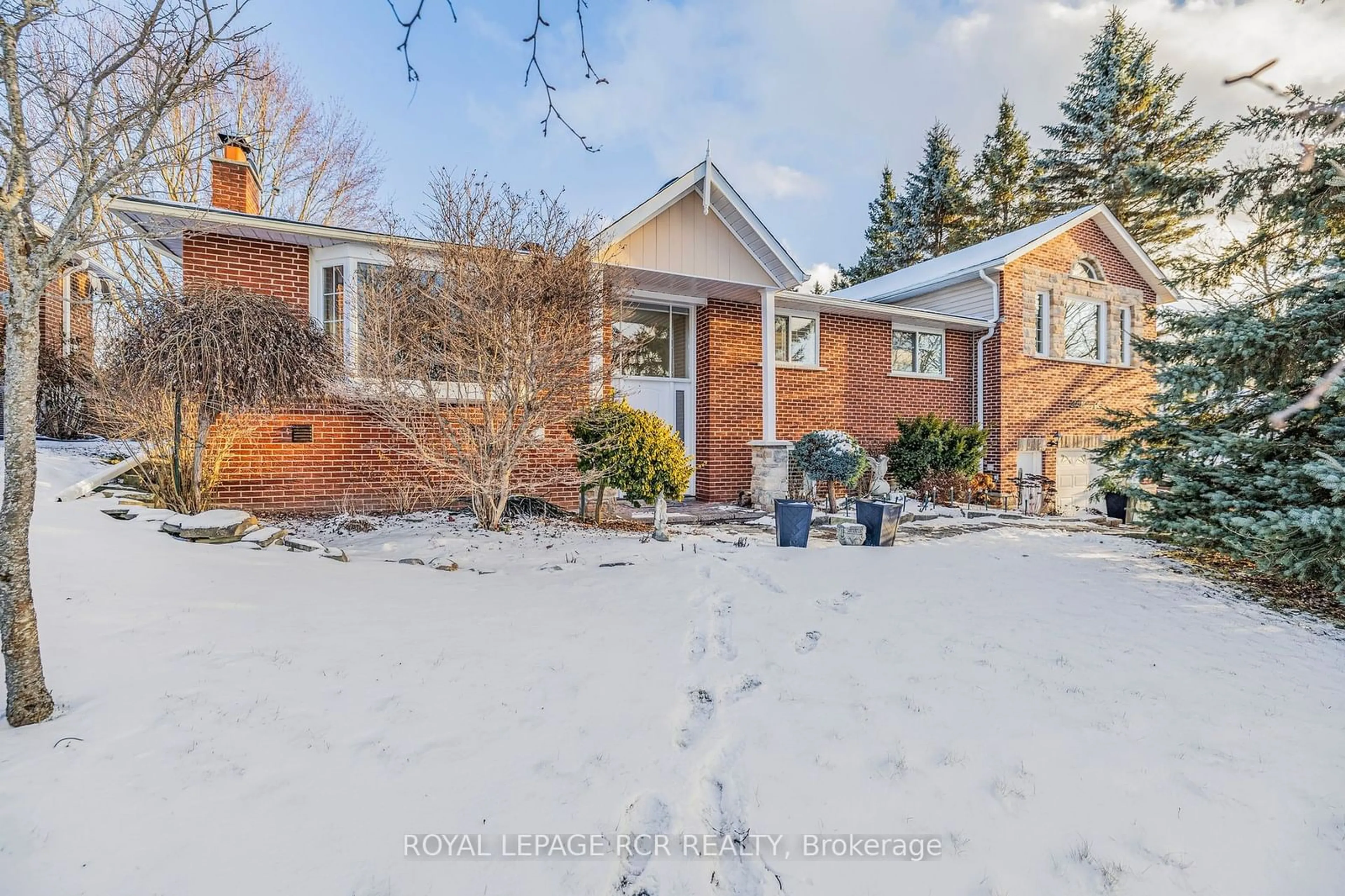 A pic from outside/outdoor area/front of a property/back of a property/a pic from drone, street for 20 Marion St, Caledon Ontario L7C 1K8