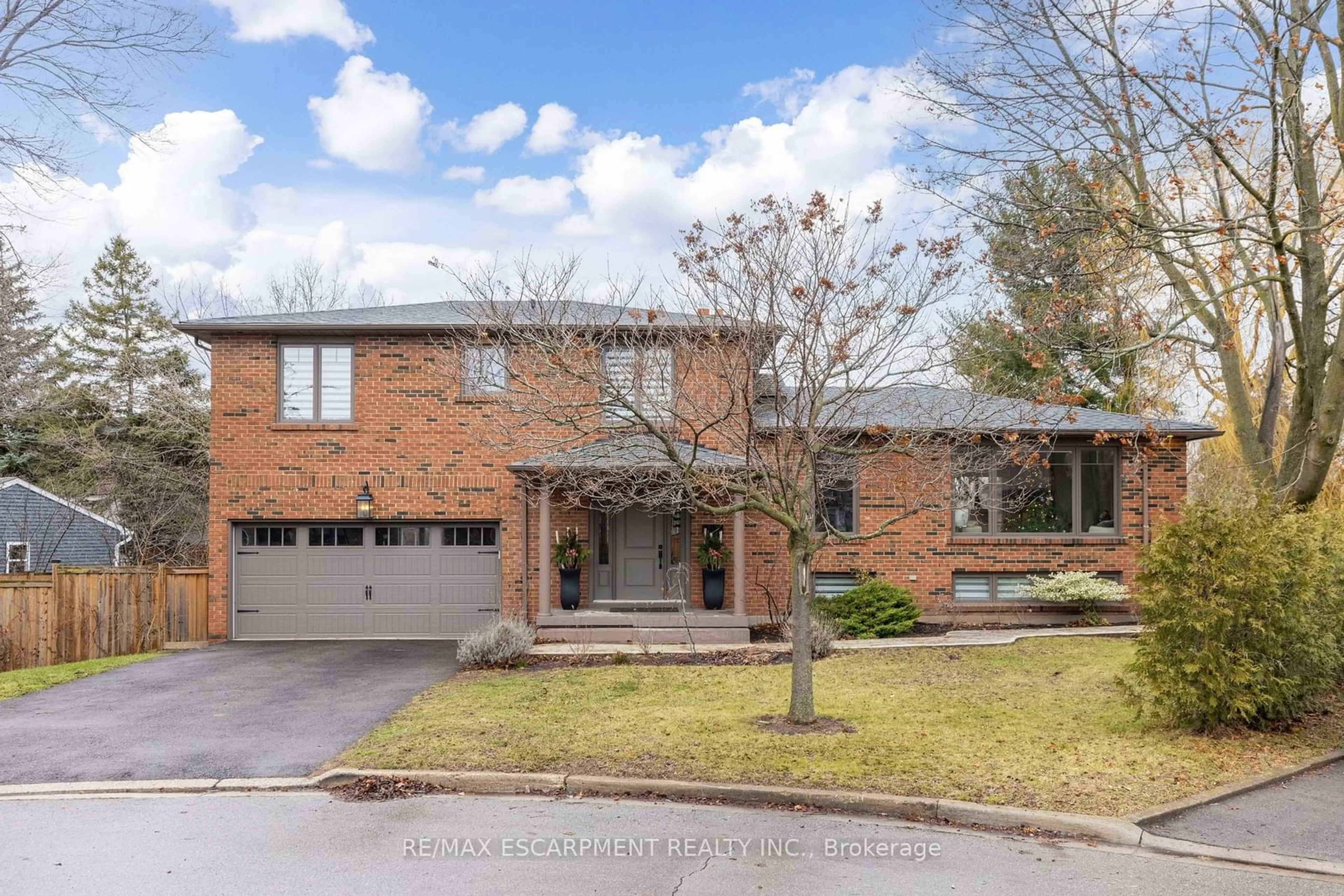 Home with brick exterior material, street for 231 SOUTHWOOD Crt, Oakville Ontario L6L 5L9