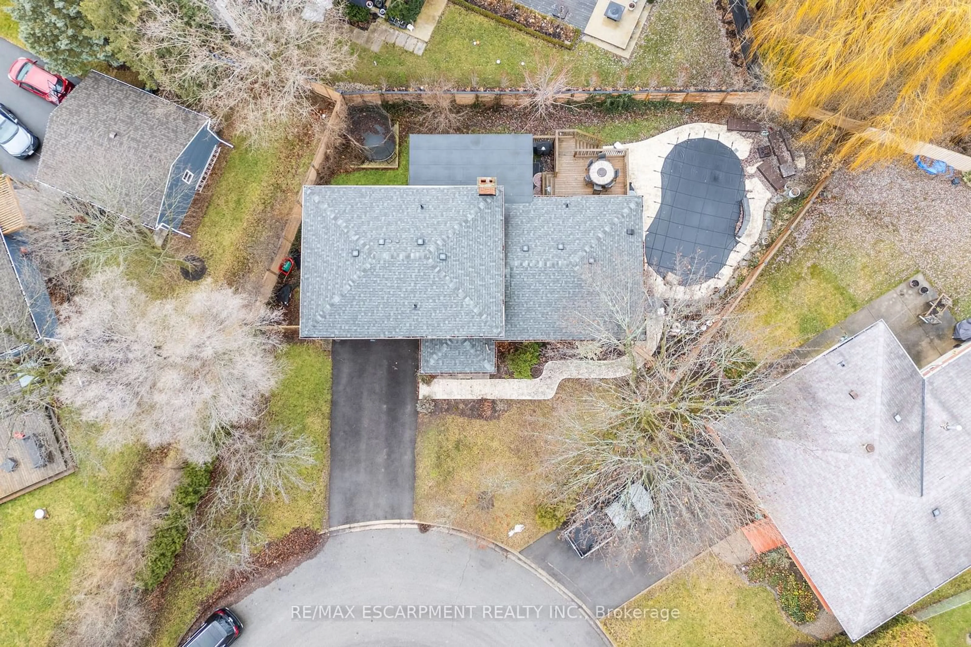 A pic from outside/outdoor area/front of a property/back of a property/a pic from drone, street for 231 SOUTHWOOD Crt, Oakville Ontario L6L 5L9