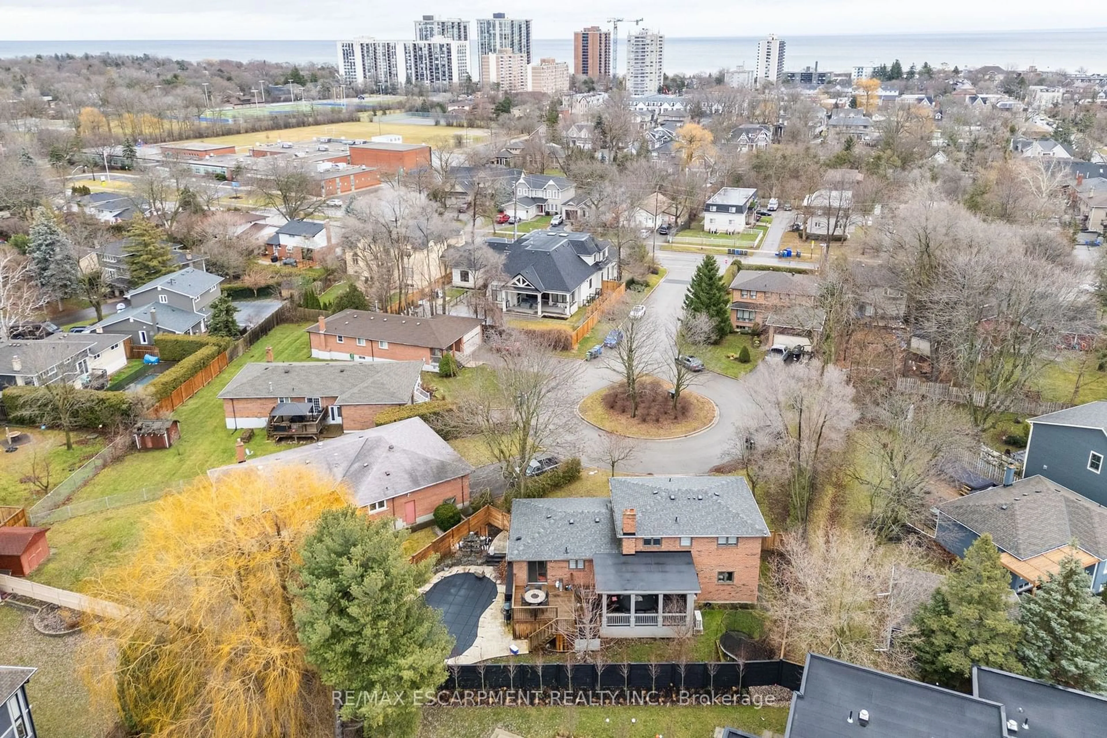 A pic from outside/outdoor area/front of a property/back of a property/a pic from drone, city buildings view from balcony for 231 SOUTHWOOD Crt, Oakville Ontario L6L 5L9