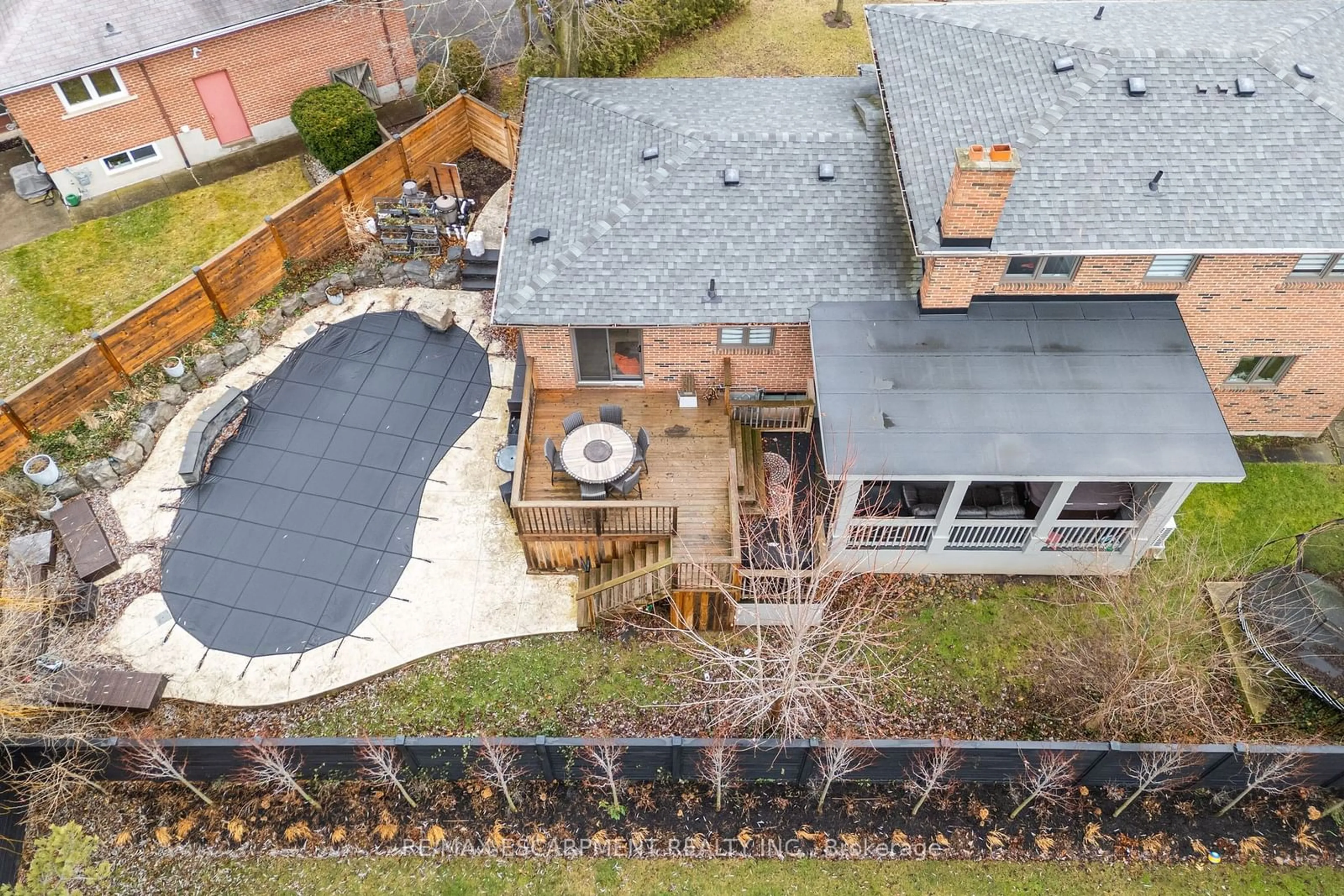 A pic from outside/outdoor area/front of a property/back of a property/a pic from drone, unknown for 231 SOUTHWOOD Crt, Oakville Ontario L6L 5L9