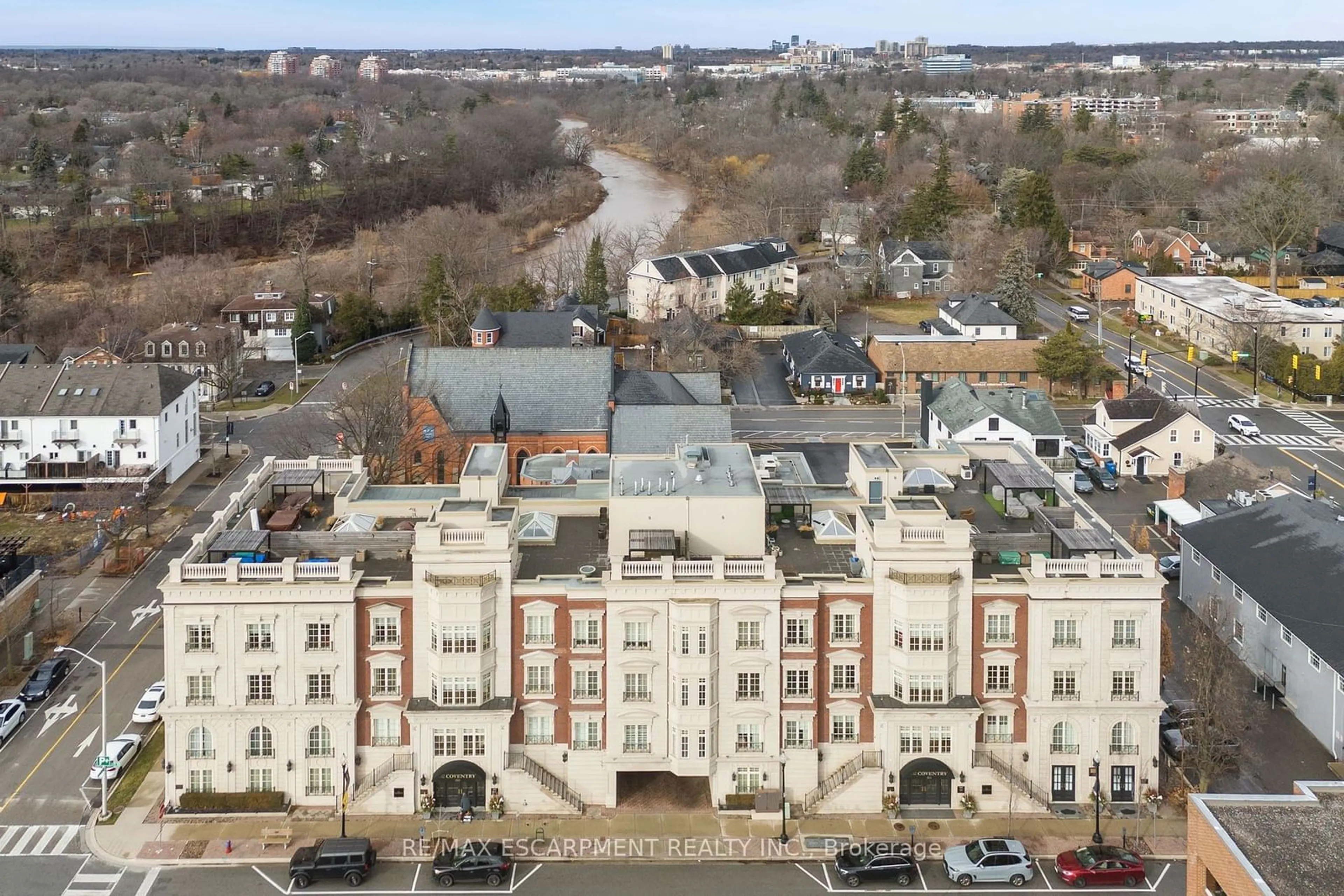 A pic from outside/outdoor area/front of a property/back of a property/a pic from drone, building for 253 Church St #302, Oakville Ontario L6J 1N7