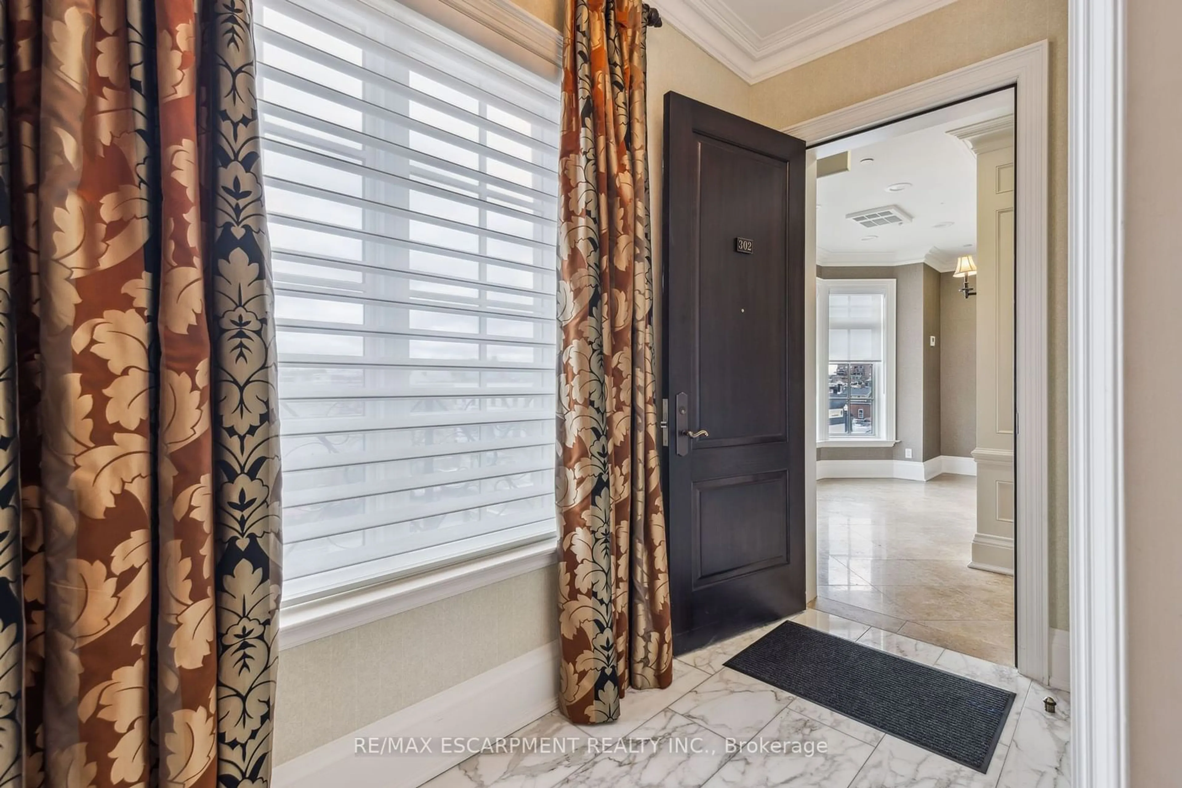 Indoor entryway for 253 Church St #302, Oakville Ontario L6J 1N7