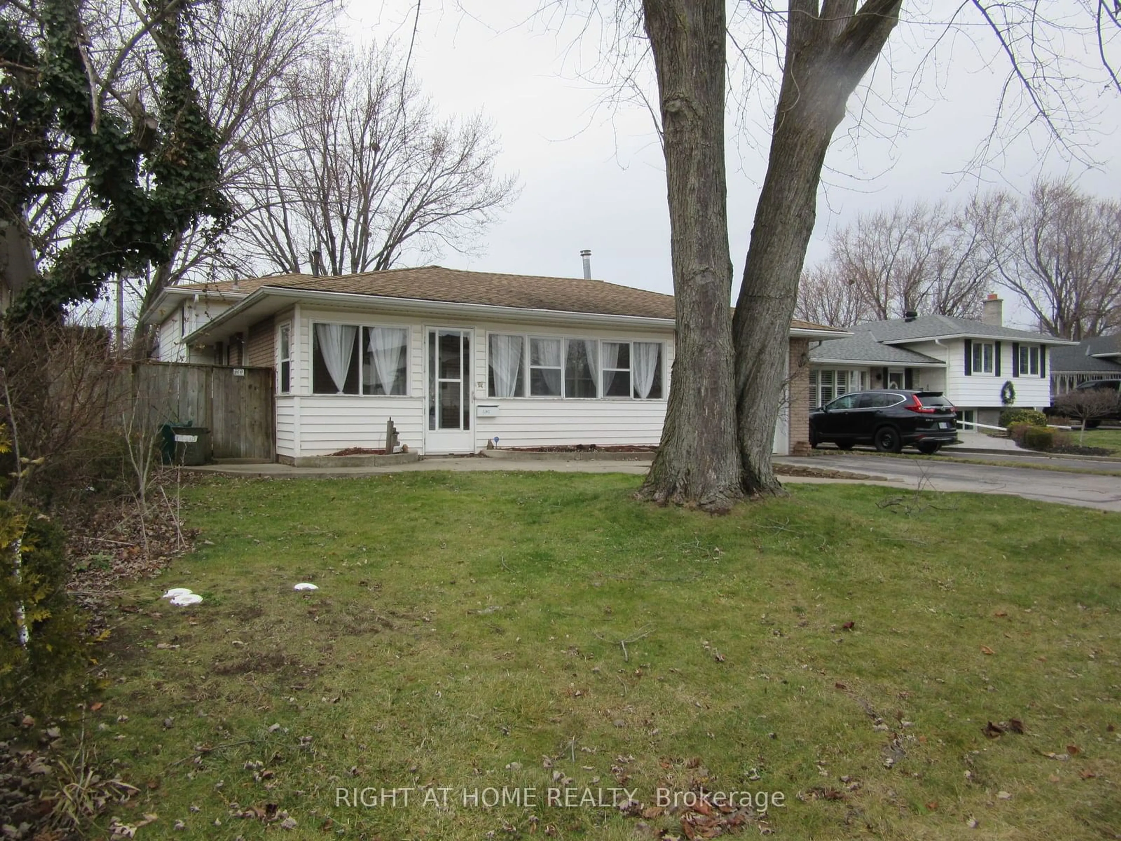 A pic from outside/outdoor area/front of a property/back of a property/a pic from drone, street for 5182 Idlewood Cres, Burlington Ontario L7L 3Y6