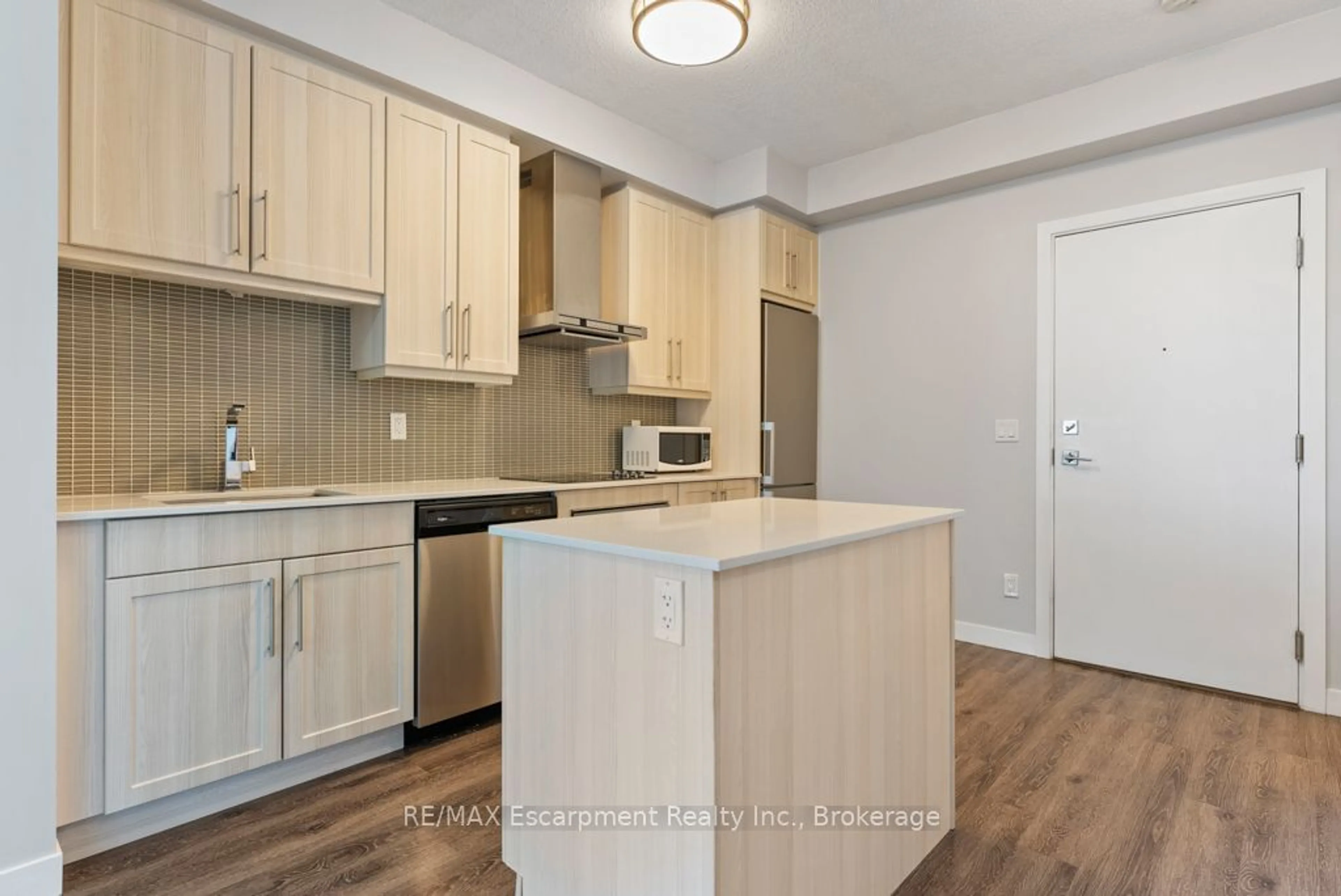 Standard kitchen, wood/laminate floor for 2087 Fairview St #1301, Burlington Ontario L7R 1W7