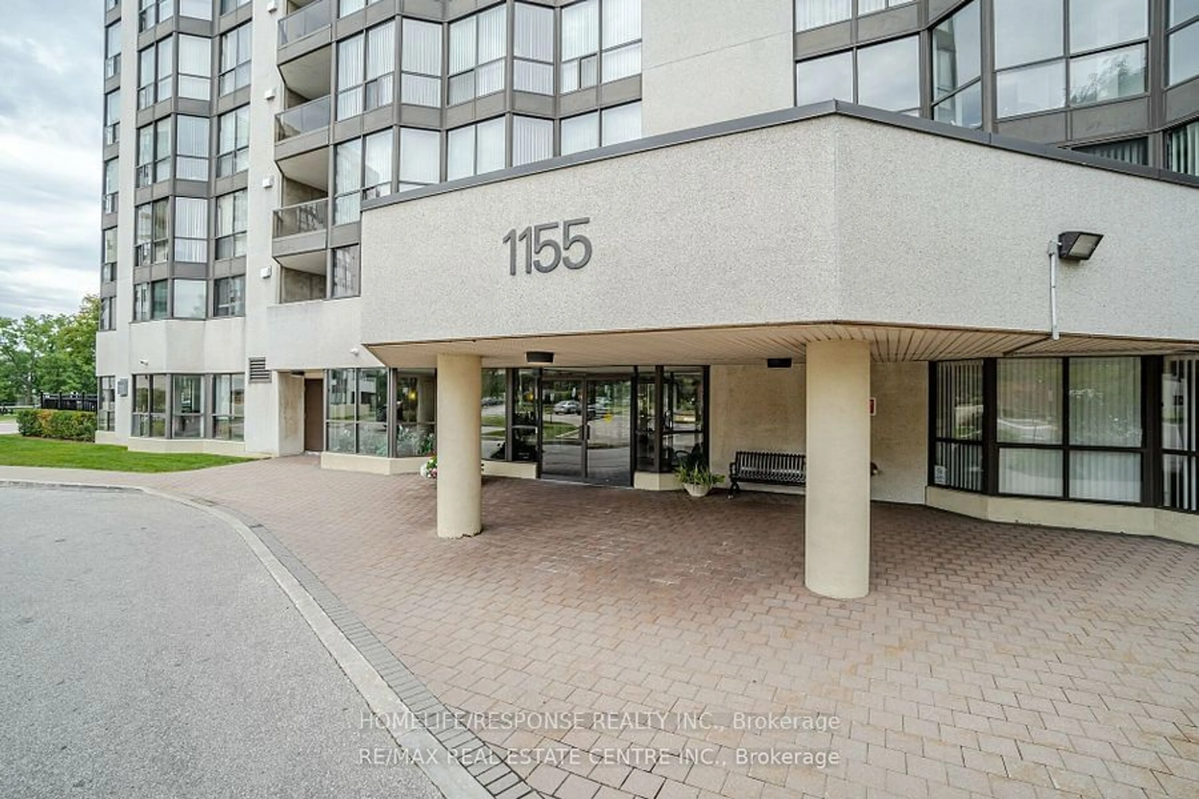 Indoor foyer for 1155 BOUGH BEECHES Blvd #208, Mississauga Ontario L4W 4N2