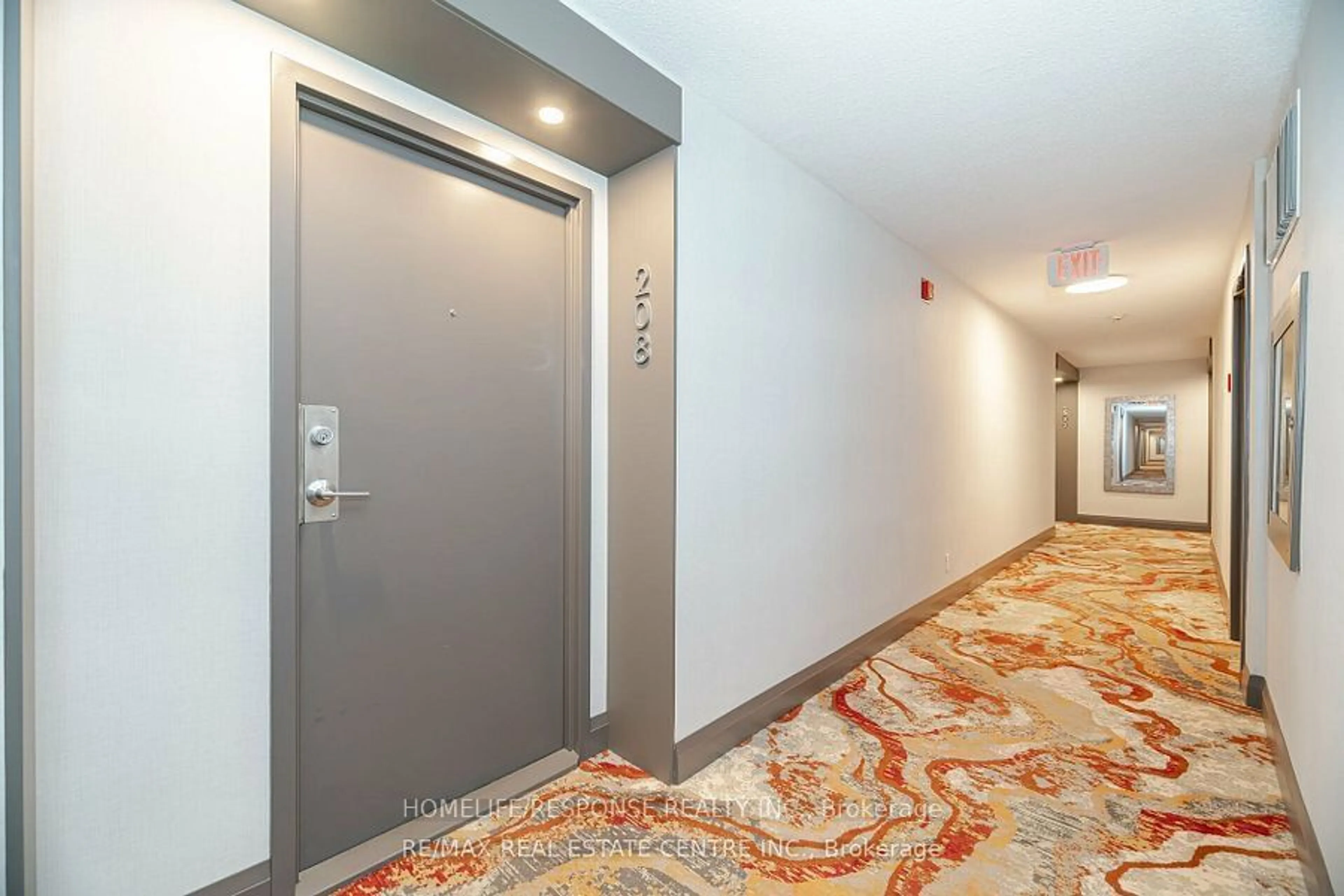 Indoor foyer for 1155 BOUGH BEECHES Blvd #208, Mississauga Ontario L4W 4N2