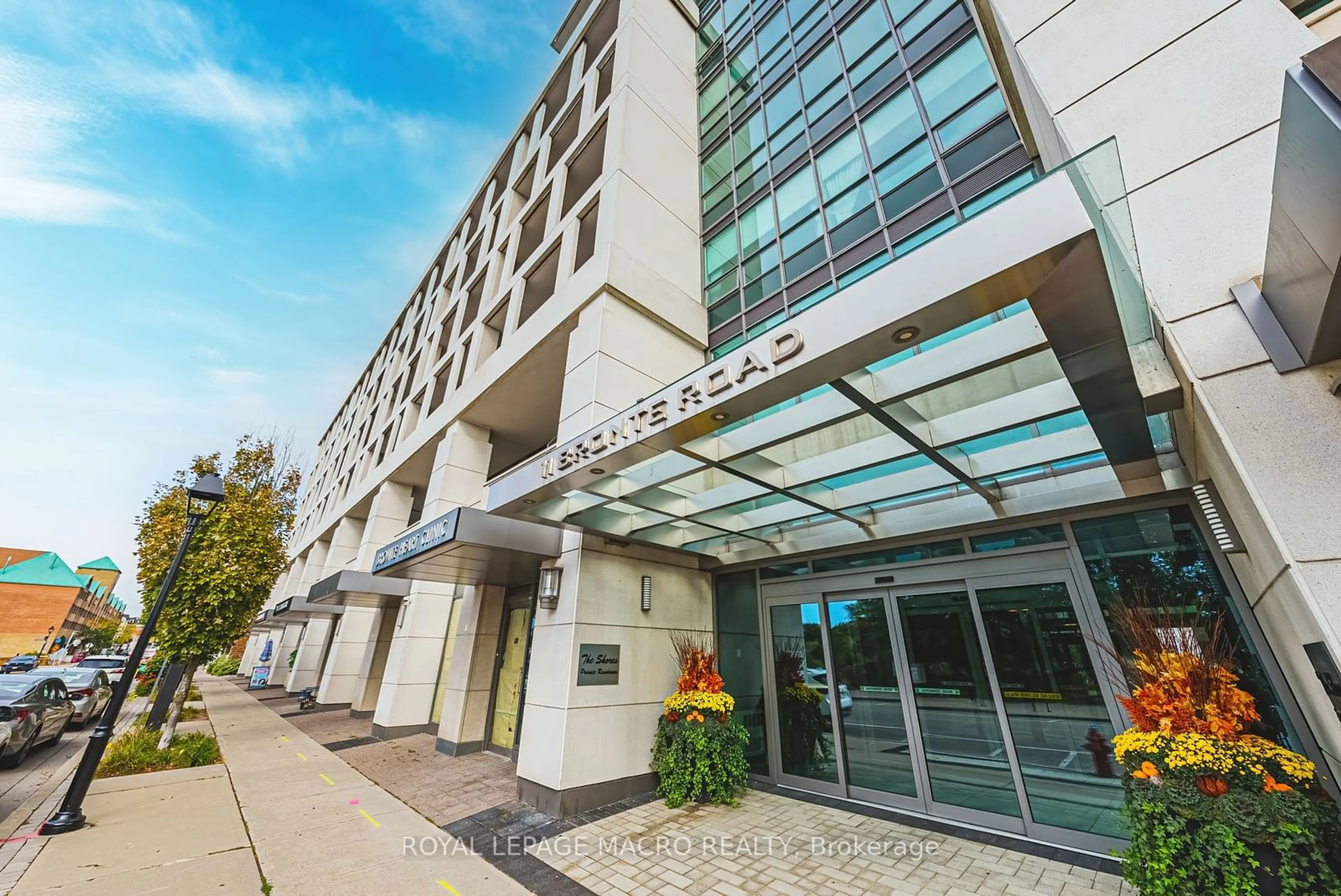 Indoor foyer for 11 Bronte Rd #503, Oakville Ontario L6L 0E1