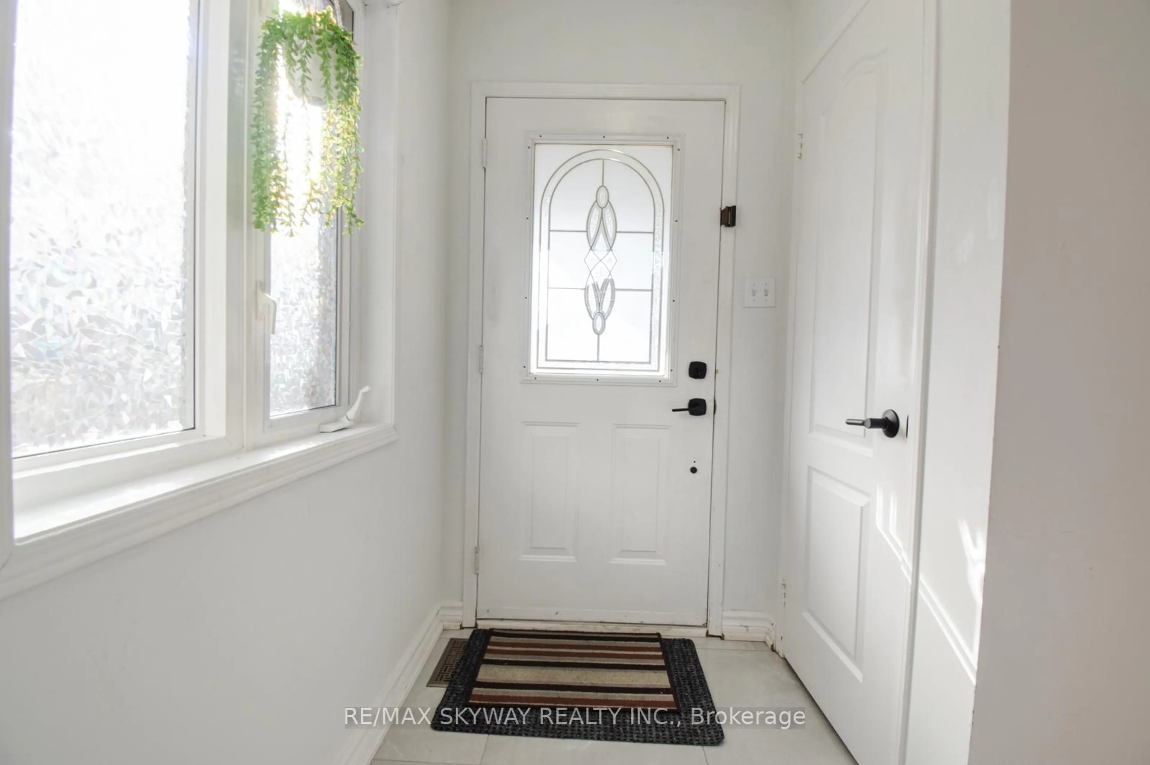 Indoor entryway for 21 Badger Ave, Brampton Ontario L6R 1Z2