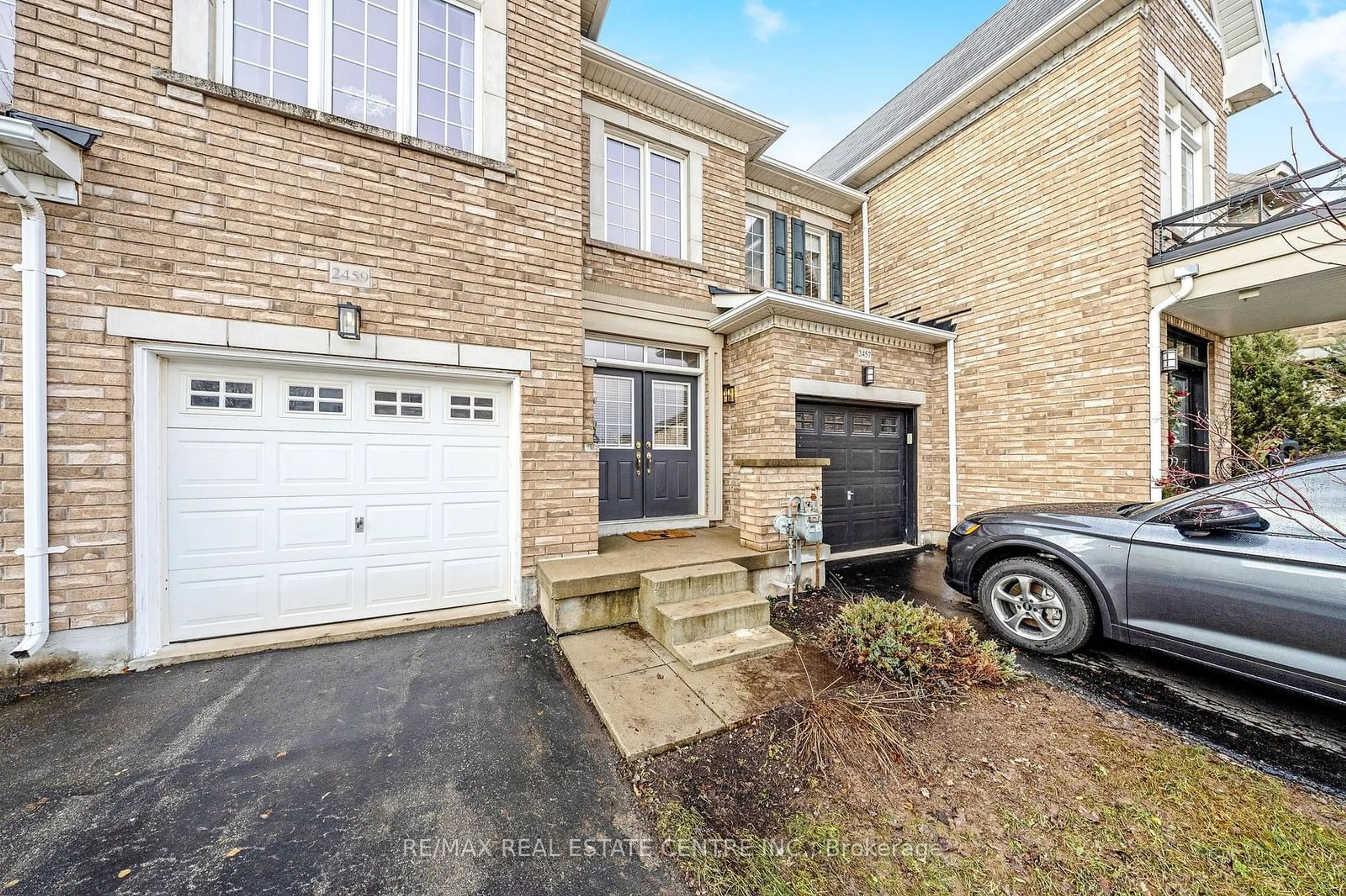 A pic from outside/outdoor area/front of a property/back of a property/a pic from drone, street for 2459 Old Brompton Way, Oakville Ontario L6M 0J5