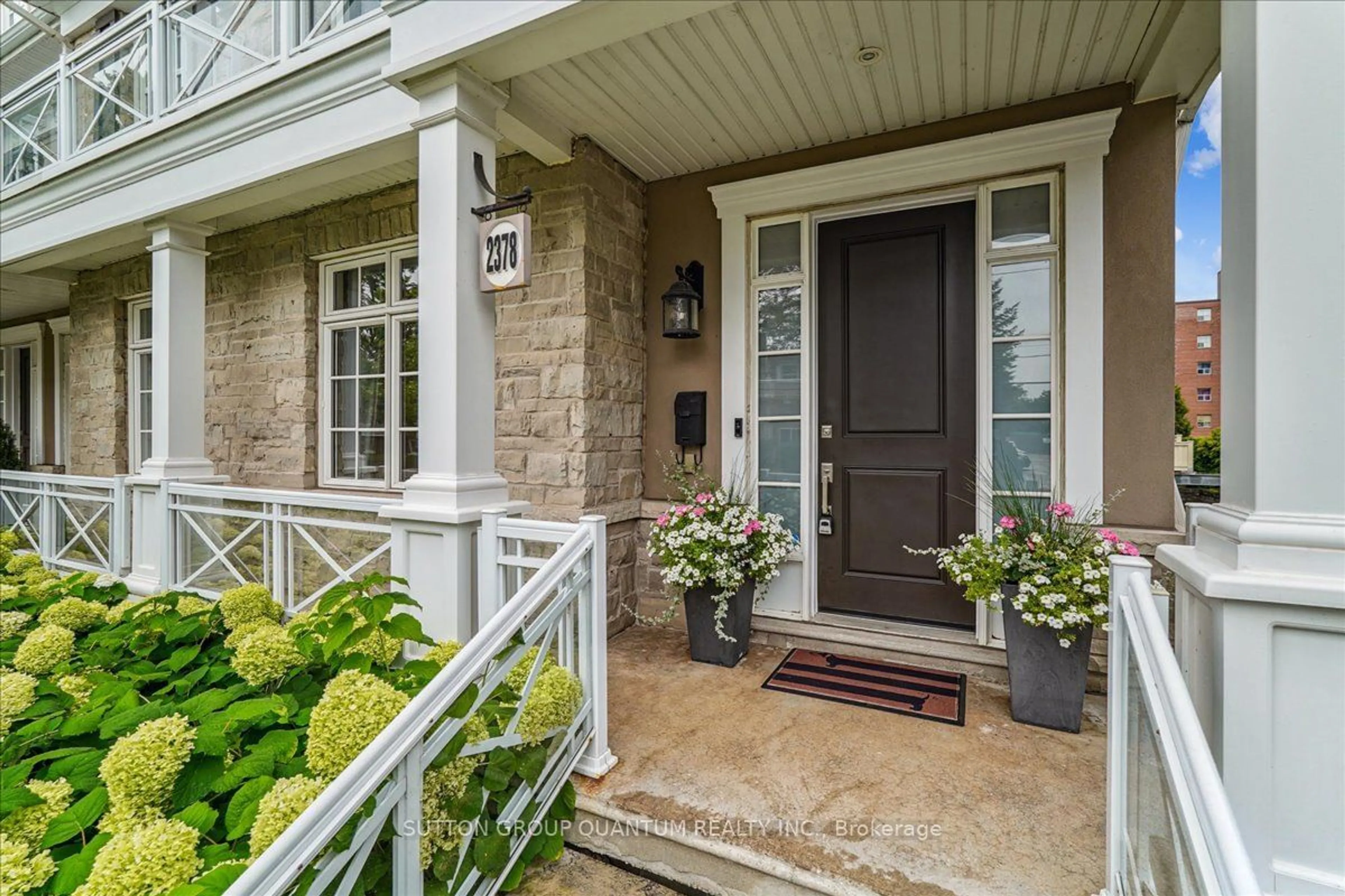 Indoor entryway for 2378 Marine Dr, Oakville Ontario L6L 1C4