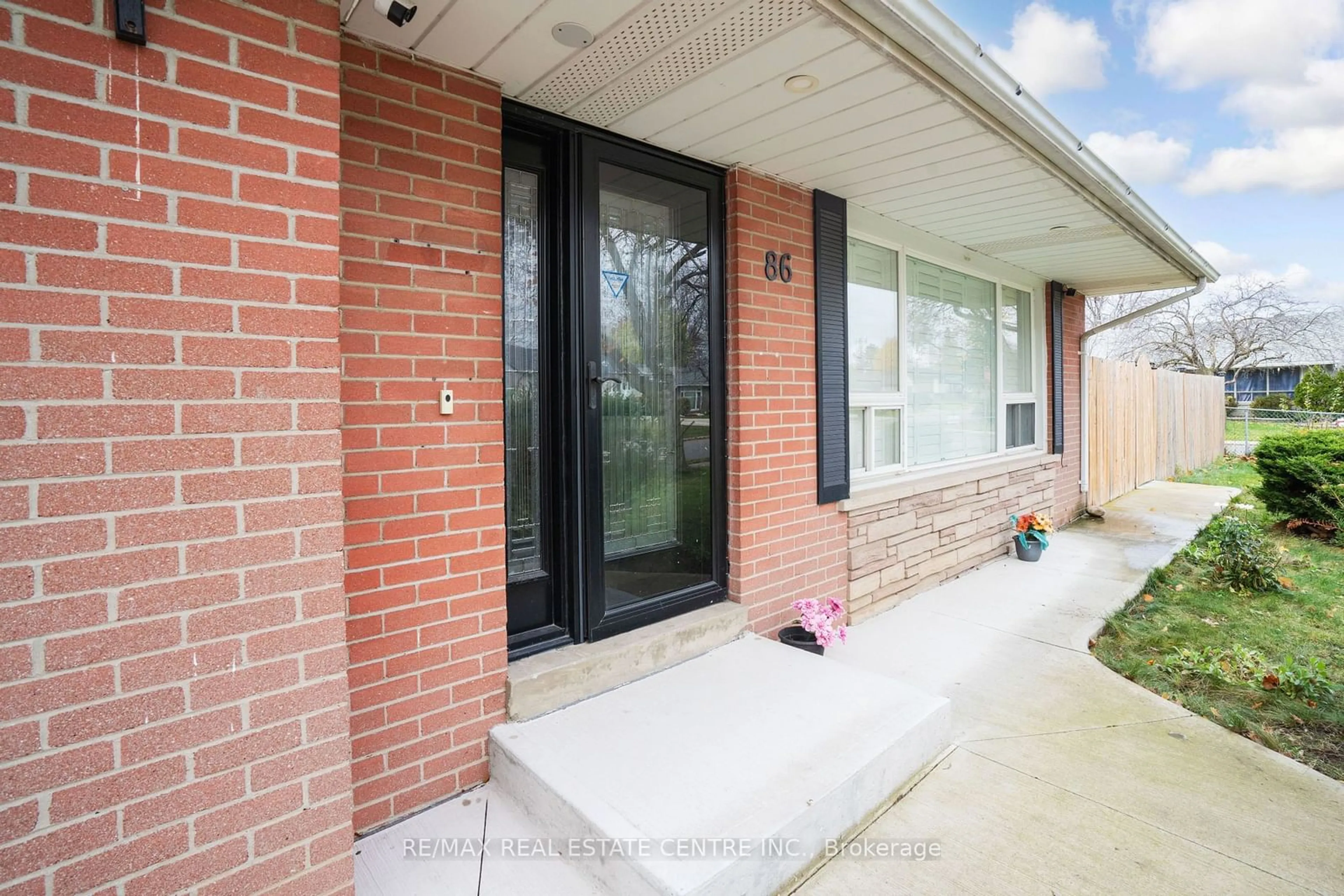 Home with brick exterior material, street for 86 Windermere Crt, Brampton Ontario L6X 2L7