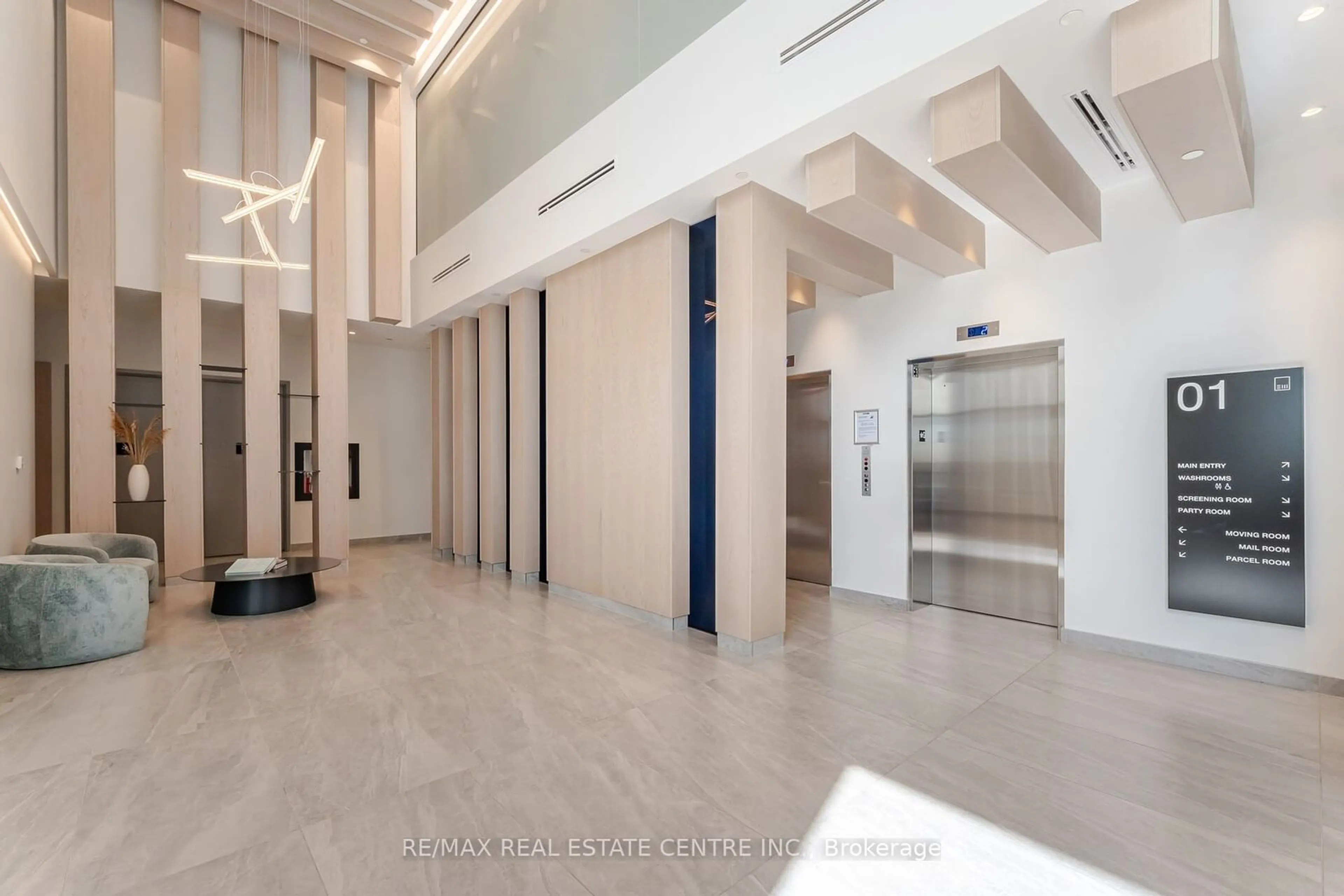 Indoor foyer for 86 Dundas St #718, Mississauga Ontario L5A 0B1