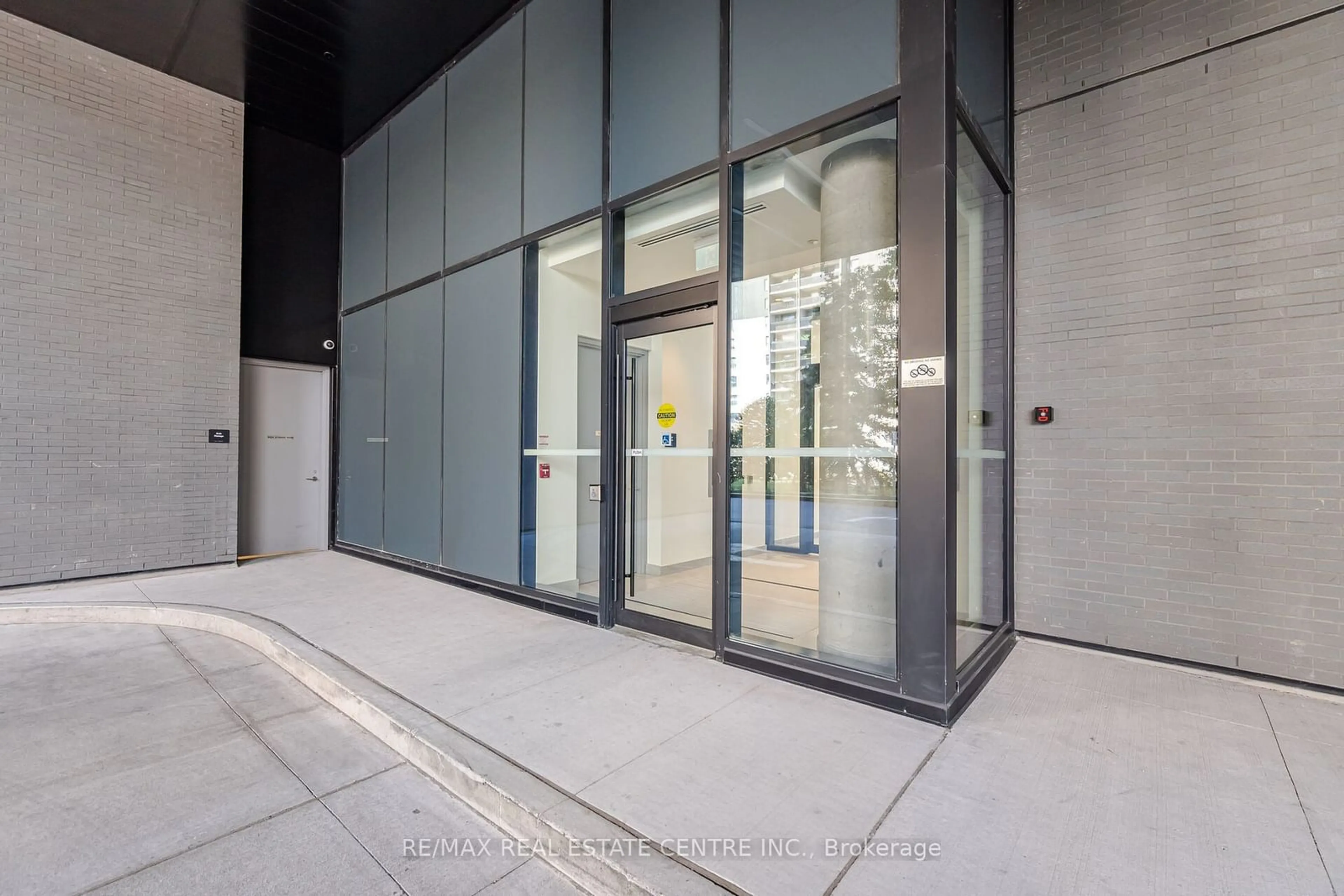 Indoor foyer for 86 Dundas St #718, Mississauga Ontario L5A 0B1