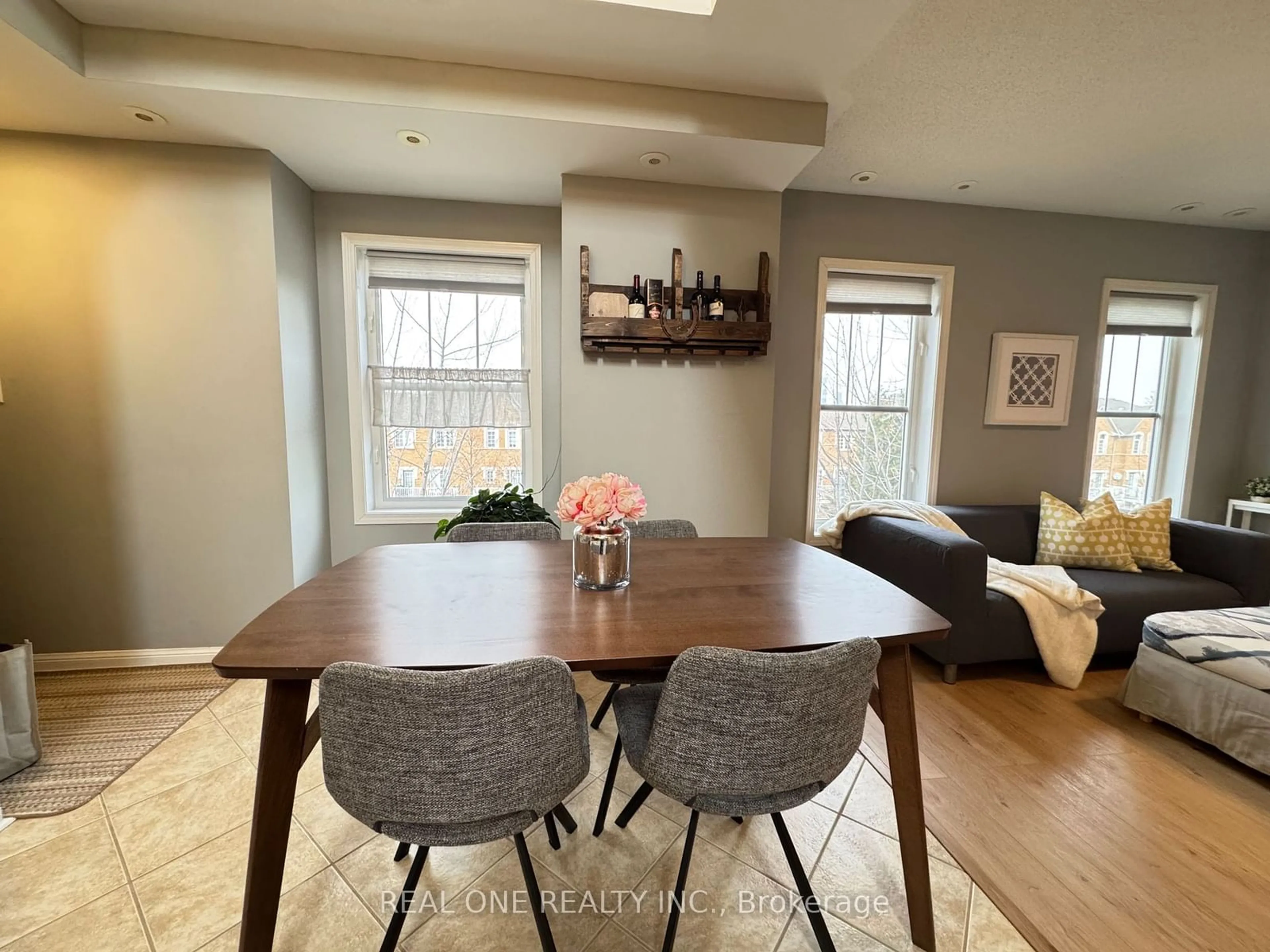 Dining room, wood/laminate floor for 580 Shoreline Dr #6, Mississauga Ontario L5B 0A8