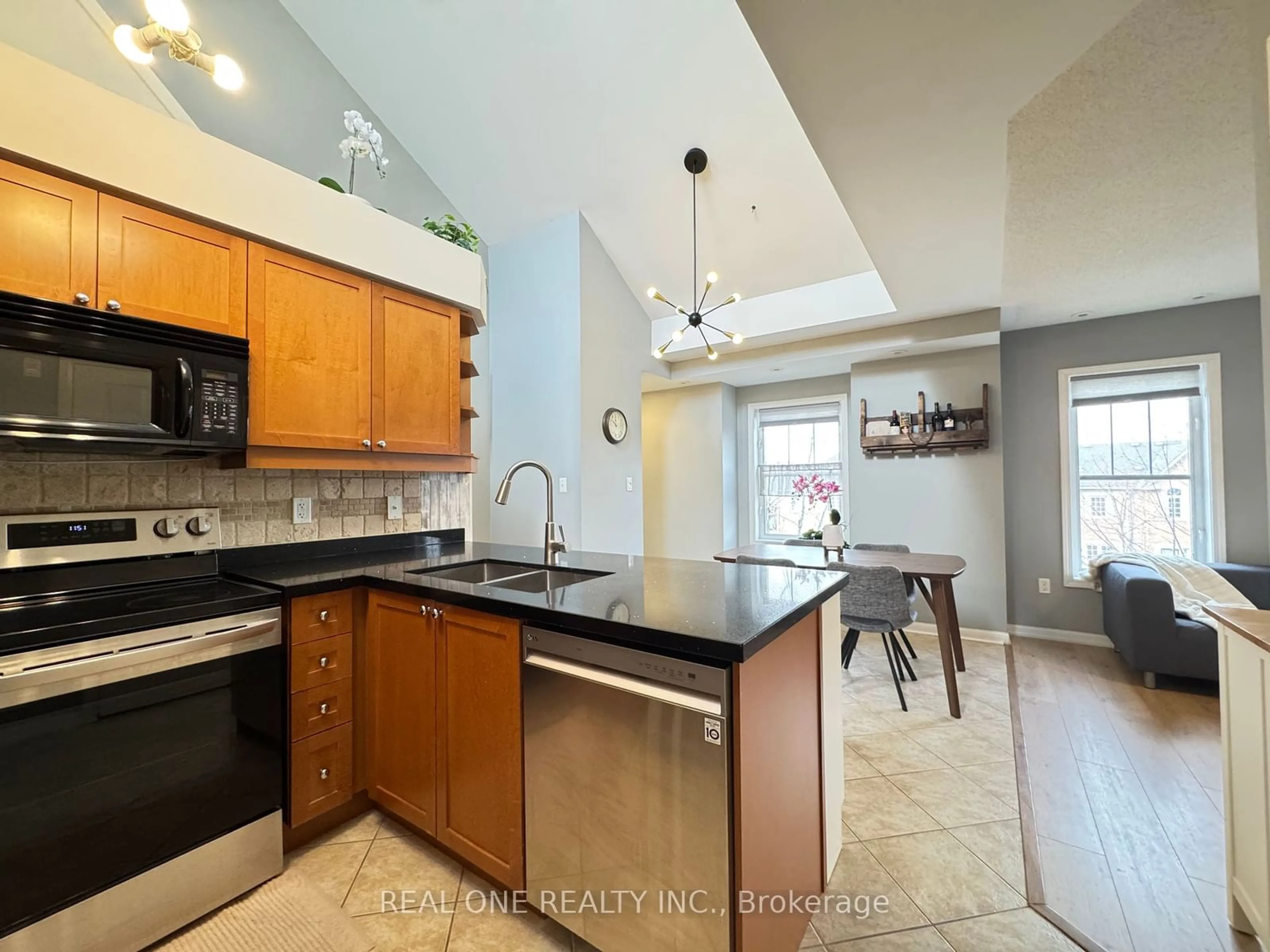 Open concept kitchen, ceramic/tile floor for 580 Shoreline Dr #6, Mississauga Ontario L5B 0A8