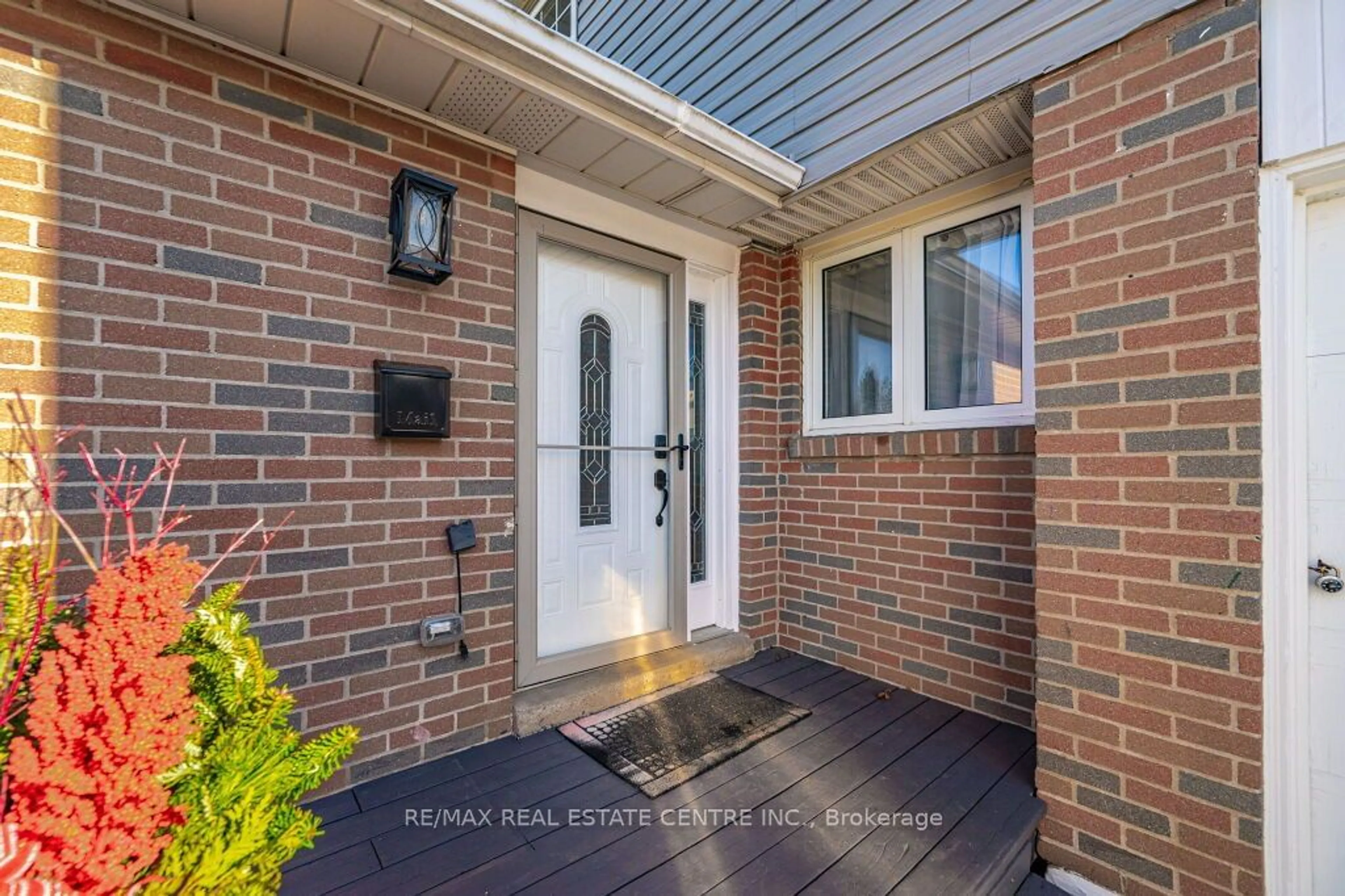 Indoor entryway for 24 Madison Ave, Orangeville Ontario L9W 1S2