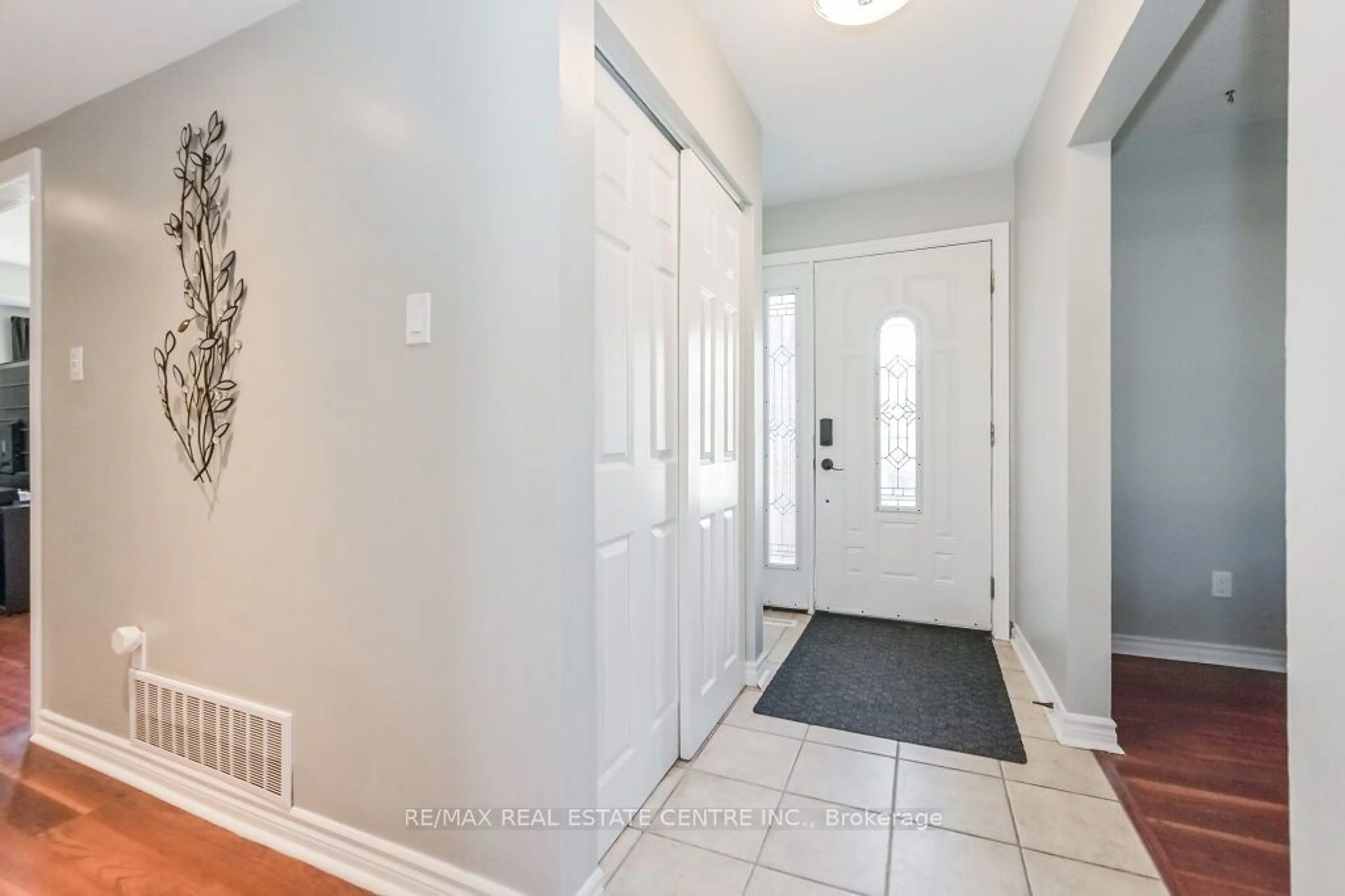 Indoor entryway for 24 Madison Ave, Orangeville Ontario L9W 1S2