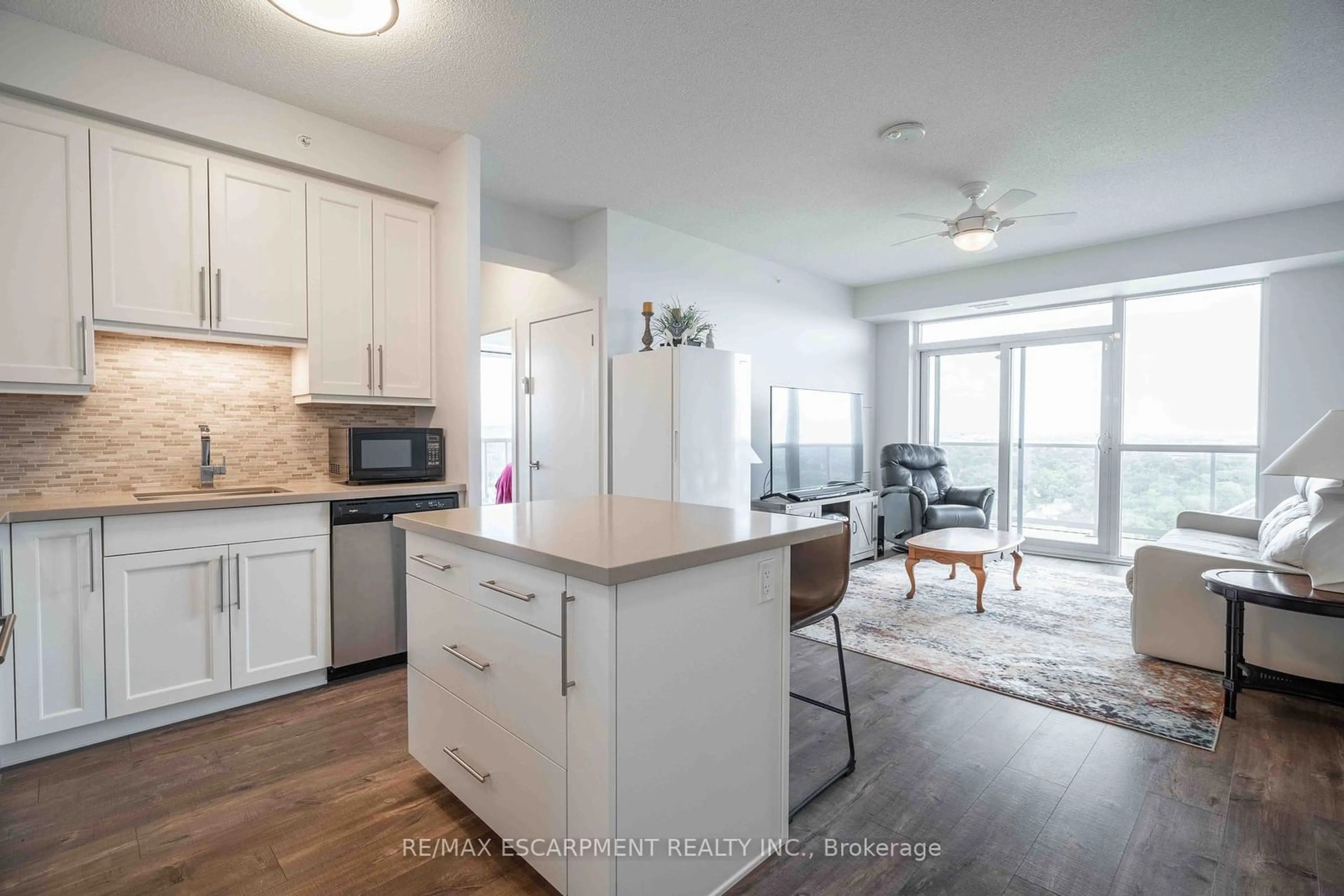 Open concept kitchen, wood/laminate floor for 2093 Fairview St #1702, Burlington Ontario L7R 0E6