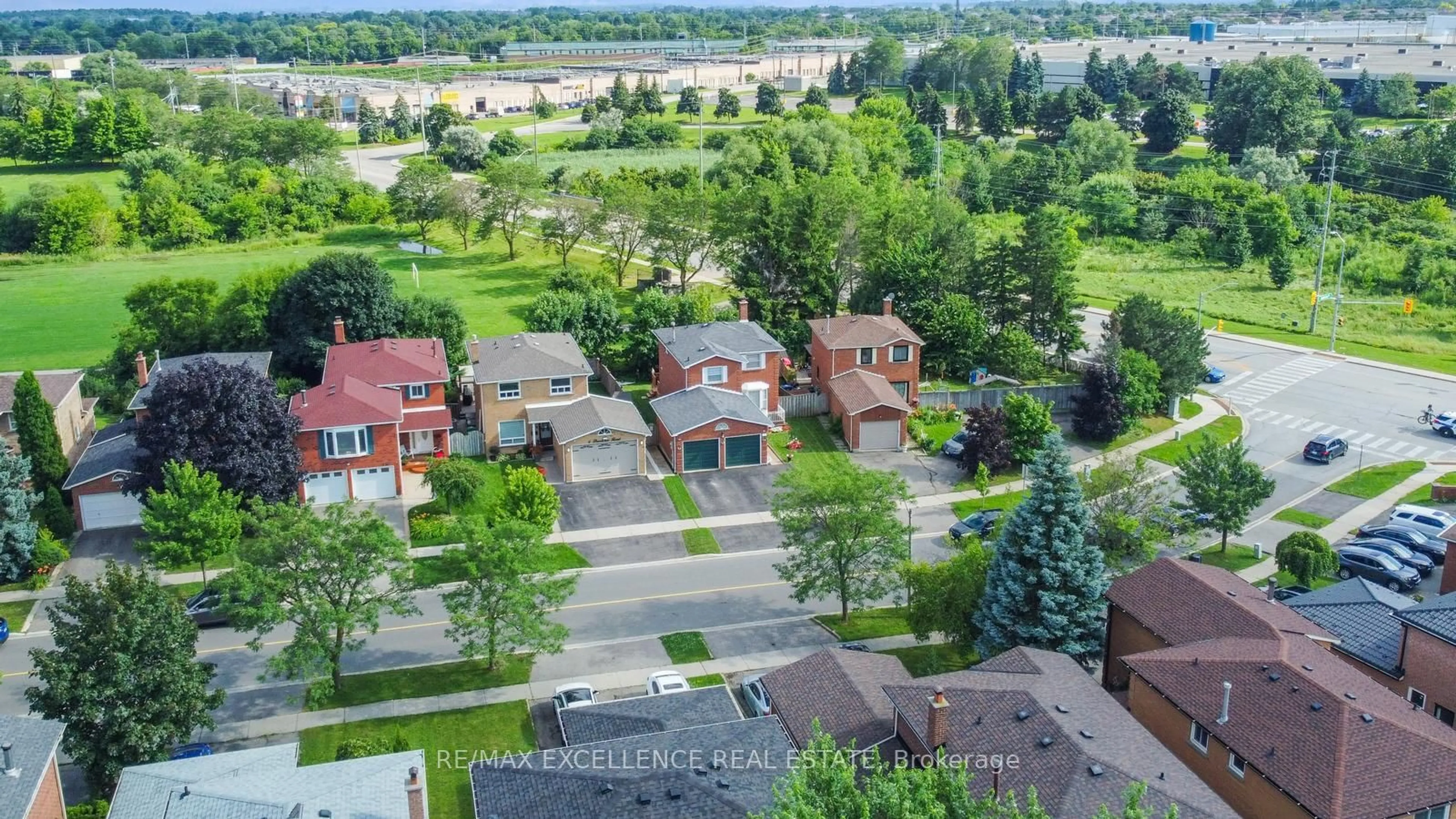 A pic from outside/outdoor area/front of a property/back of a property/a pic from drone, street for 4 Brookview Rd, Brampton Ontario L6X 2V9